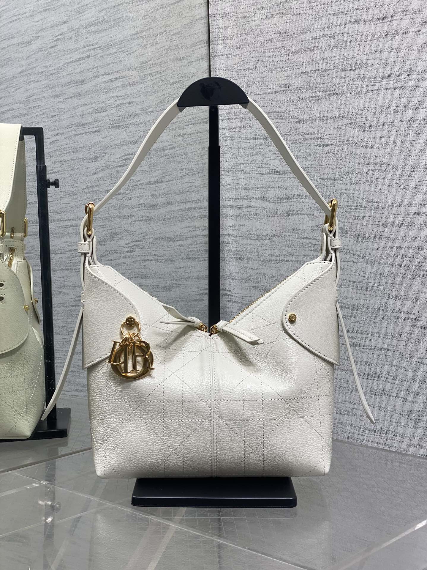 小号粒面皮现货‼️原厂皮品质带芯片版本Voyage秋冬系列油蜡皮又是一个王炸级别，直接击中心巴上自带松弛