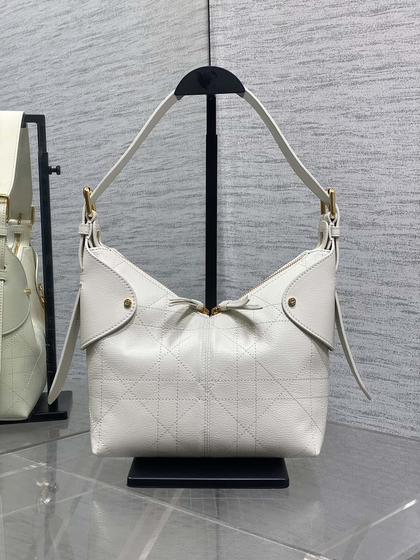 小号粒面皮现货‼️原厂皮品质带芯片版本Voyage秋冬系列油蜡皮又是一个王炸级别，直接击中心巴上自带松弛