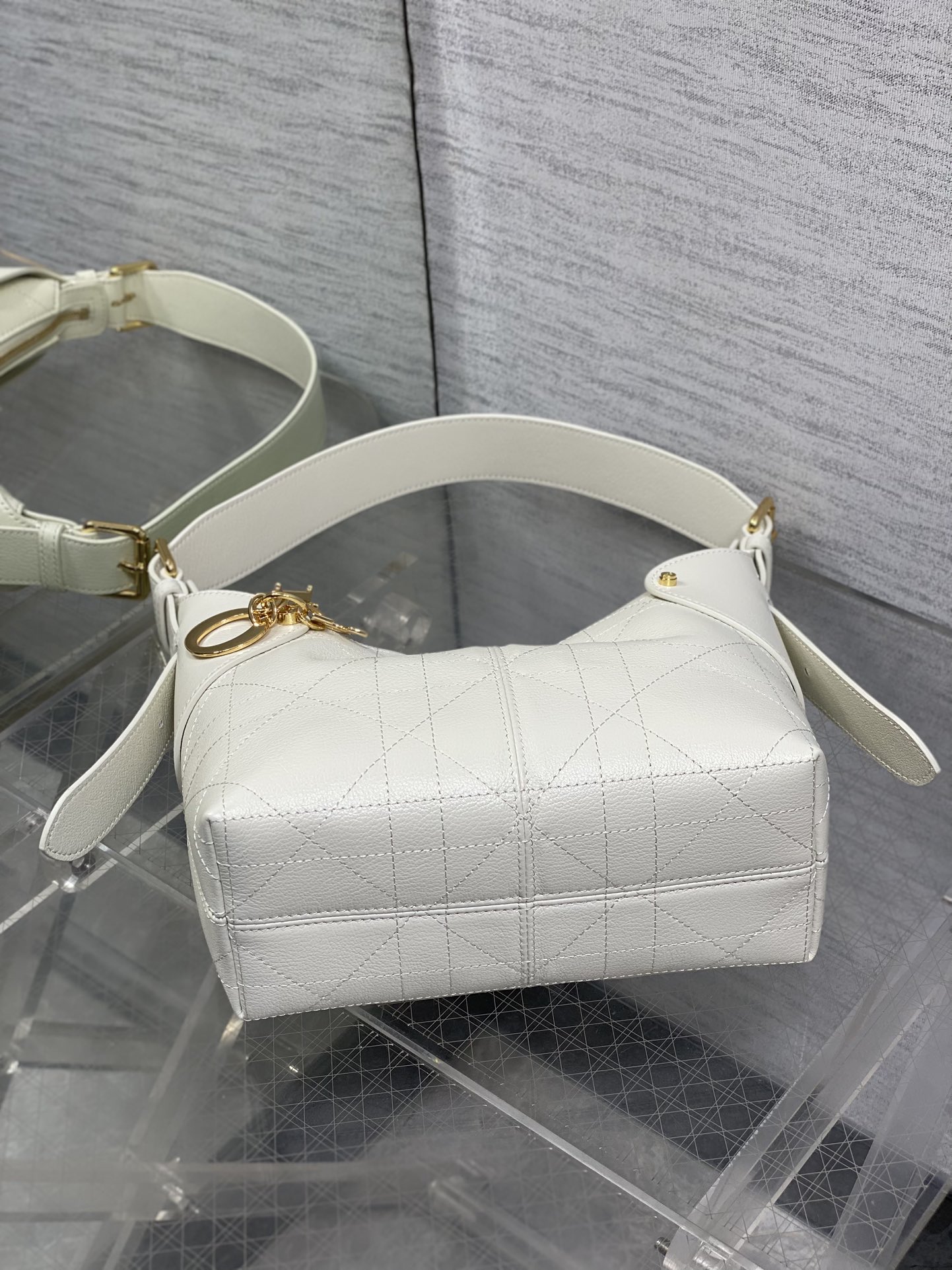 小号粒面皮现货‼️原厂皮品质带芯片版本Voyage秋冬系列油蜡皮又是一个王炸级别，直接击中心巴上自带松弛