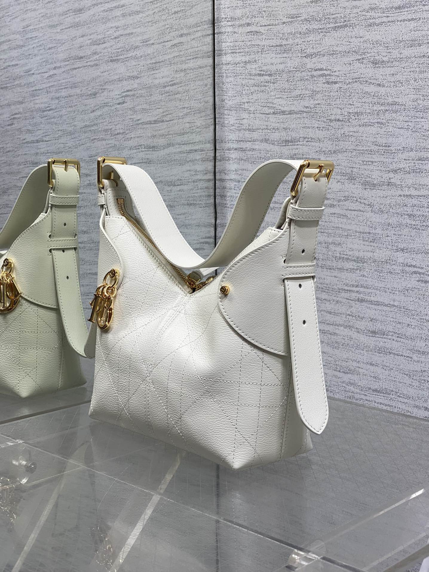 小号粒面皮现货‼️原厂皮品质带芯片版本Voyage秋冬系列油蜡皮又是一个王炸级别，直接击中心巴上自带松弛