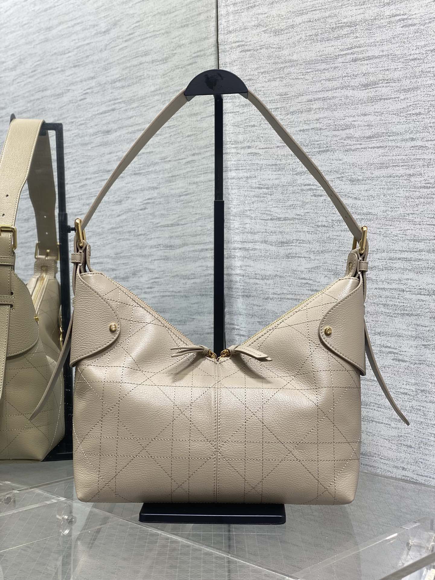 中号粒面皮现货‼️原厂皮品质带芯片版本Voyage秋冬系列油蜡皮又是一个王炸级别，直接击中心巴上自带松弛