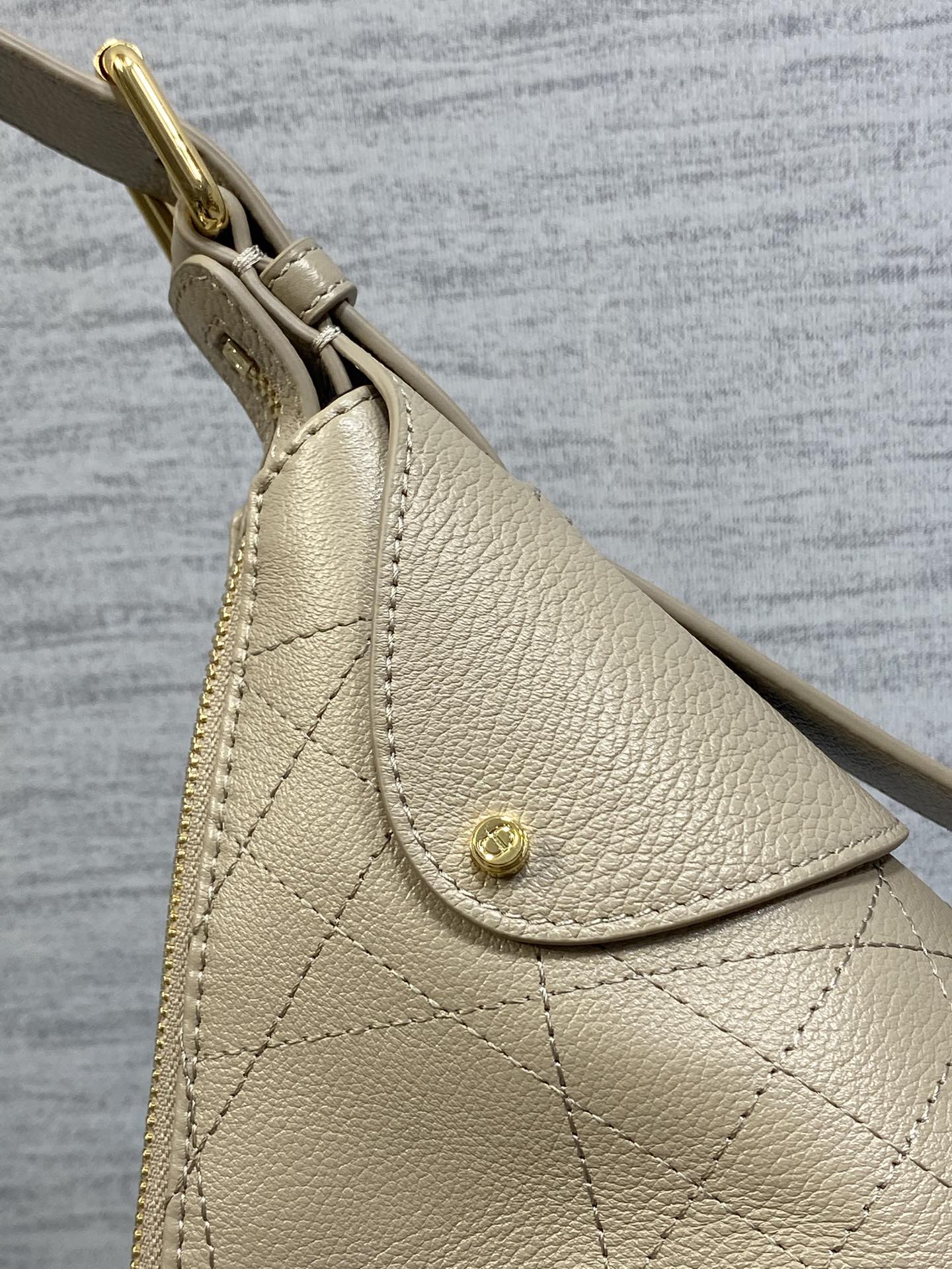 中号粒面皮现货‼️原厂皮品质带芯片版本Voyage秋冬系列油蜡皮又是一个王炸级别，直接击中心巴上自带松弛