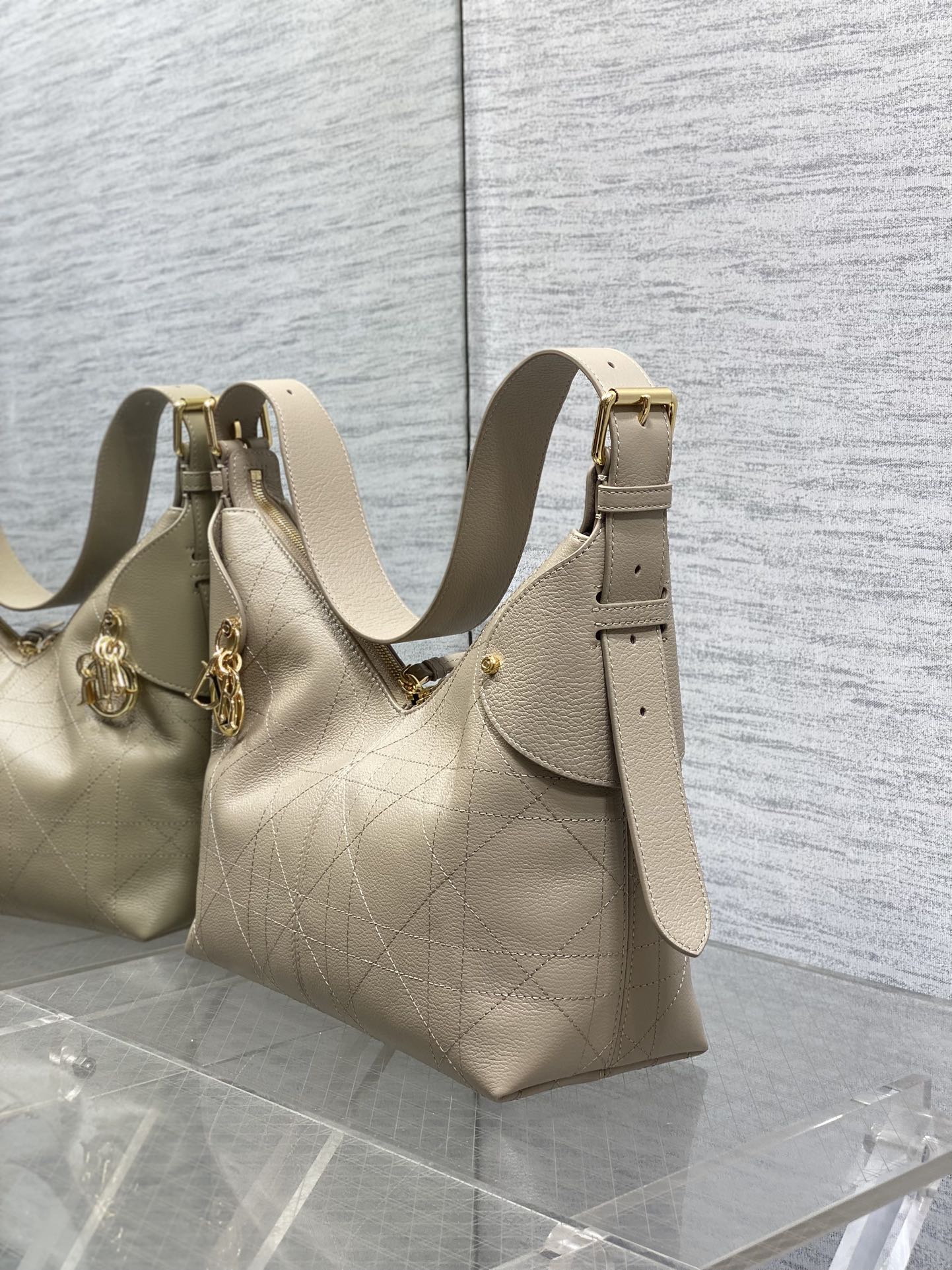 中号粒面皮现货‼️原厂皮品质带芯片版本Voyage秋冬系列油蜡皮又是一个王炸级别，直接击中心巴上自带松弛