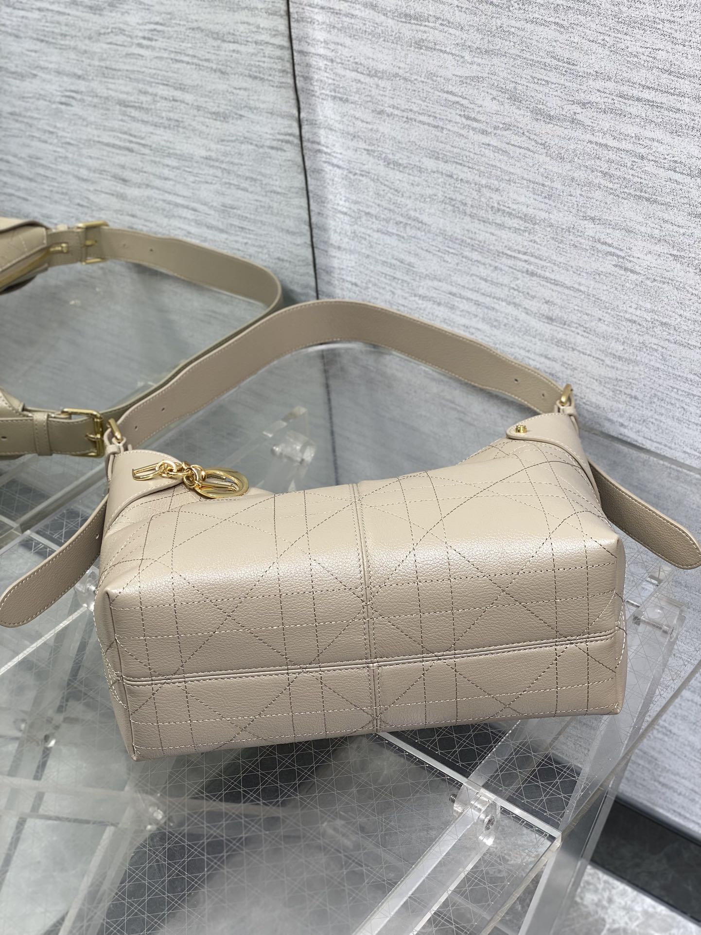 中号粒面皮现货‼️原厂皮品质带芯片版本Voyage秋冬系列油蜡皮又是一个王炸级别，直接击中心巴上自带松弛