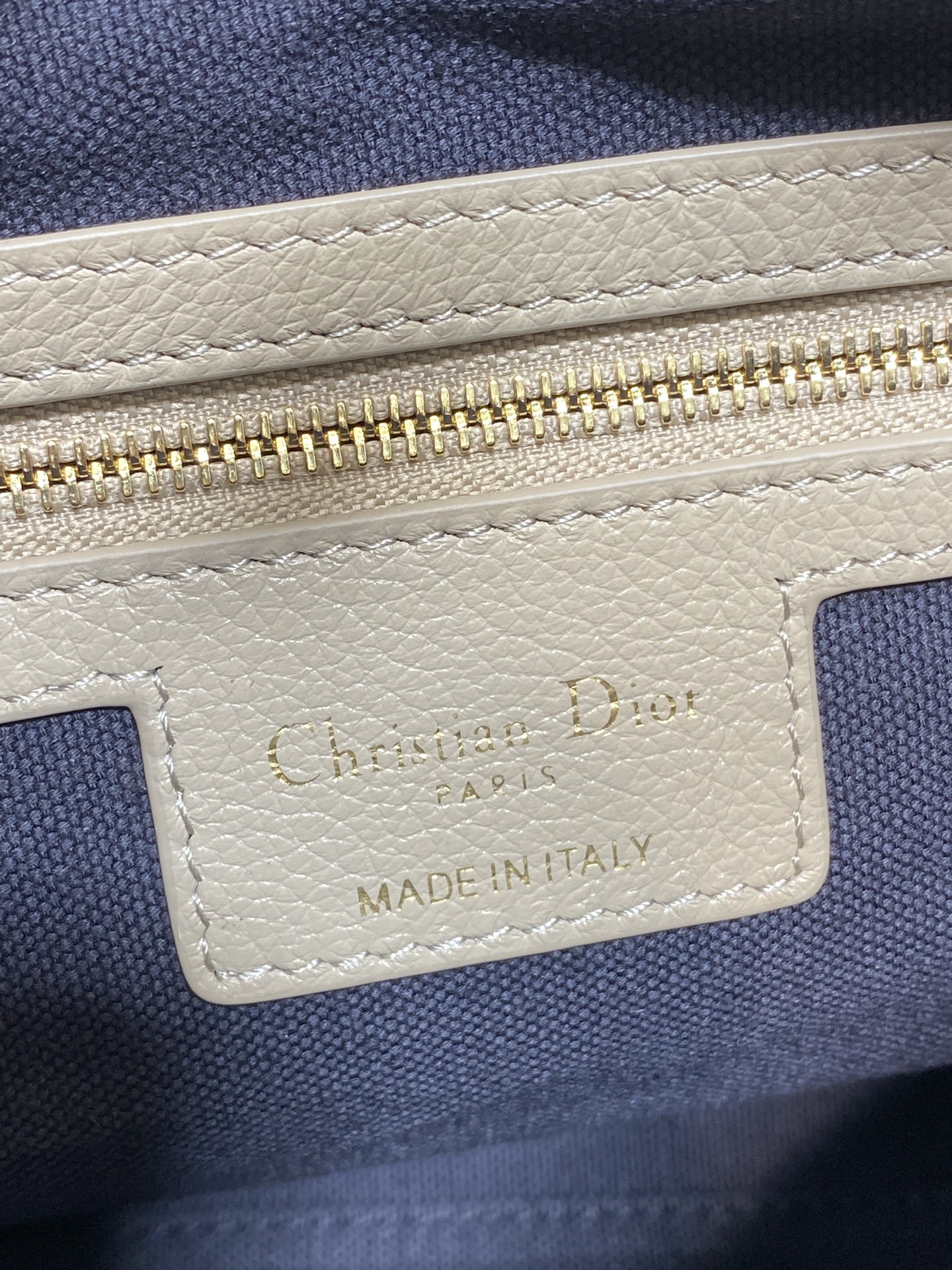 中号粒面皮现货‼️原厂皮品质带芯片版本Voyage秋冬系列油蜡皮又是一个王炸级别，直接击中心巴上自带松弛