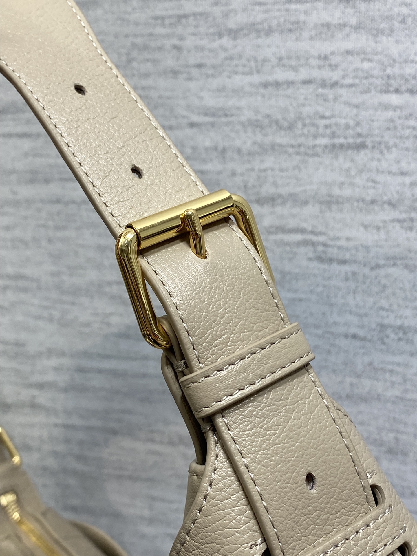 中号粒面皮现货‼️原厂皮品质带芯片版本Voyage秋冬系列油蜡皮又是一个王炸级别，直接击中心巴上自带松弛