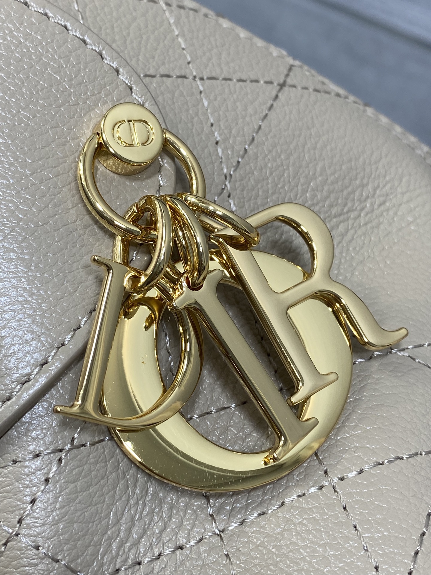 中号粒面皮现货‼️原厂皮品质带芯片版本Voyage秋冬系列油蜡皮又是一个王炸级别，直接击中心巴上自带松弛