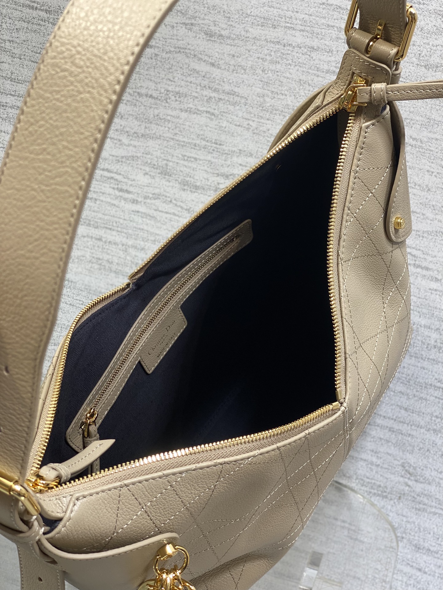 中号粒面皮现货‼️原厂皮品质带芯片版本Voyage秋冬系列油蜡皮又是一个王炸级别，直接击中心巴上自带松弛