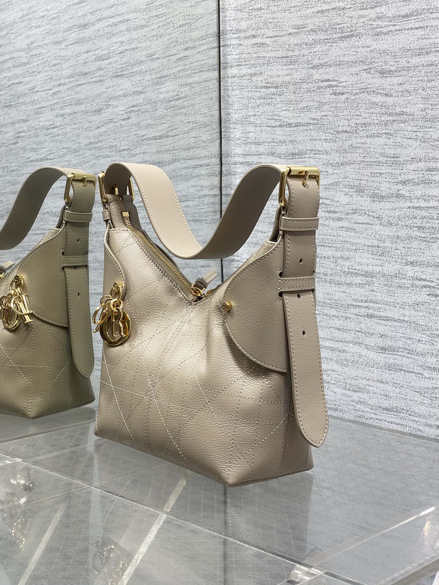 小号粒面皮现货‼️原厂皮品质带芯片版本Voyage秋冬系列油蜡皮又是一个王炸级别，直接击中心巴上自带松弛