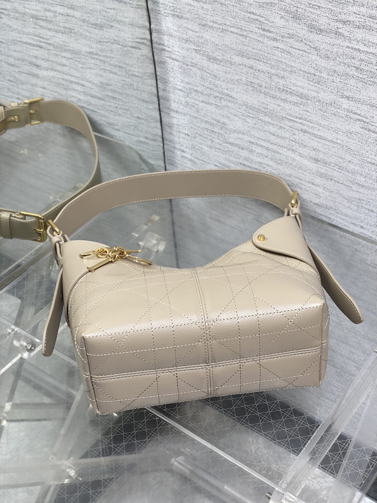 小号粒面皮现货‼️原厂皮品质带芯片版本Voyage秋冬系列油蜡皮又是一个王炸级别，直接击中心巴上自带松弛