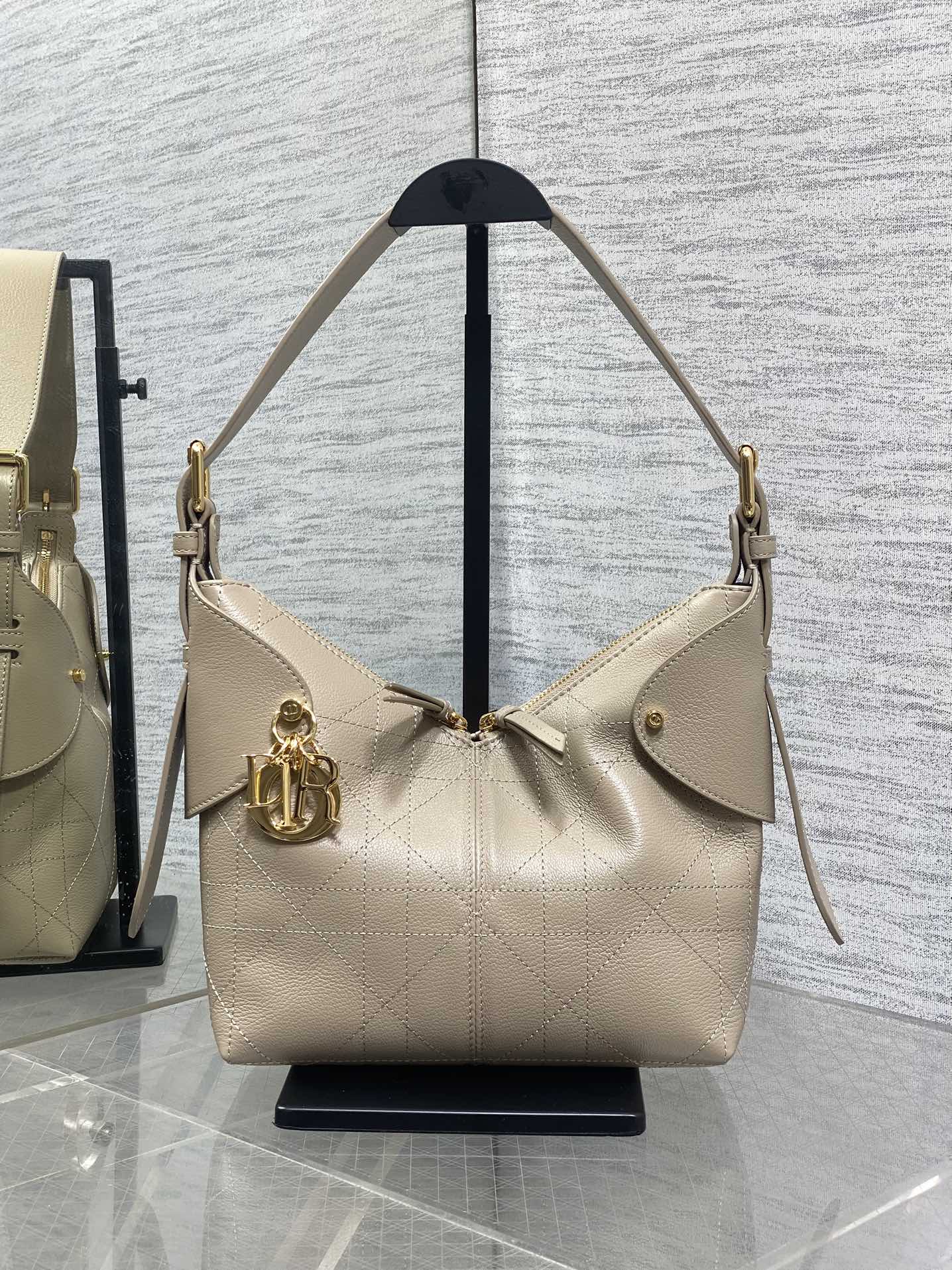 小号粒面皮现货‼️原厂皮品质带芯片版本Voyage秋冬系列油蜡皮又是一个王炸级别，直接击中心巴上自带松弛