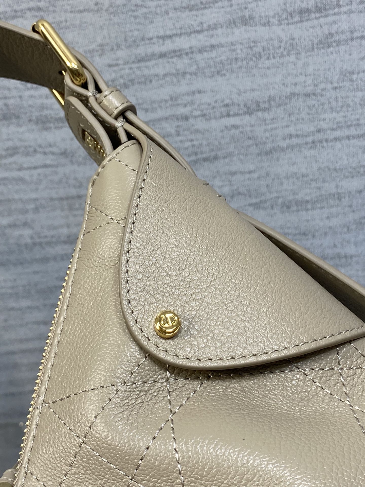 小号粒面皮现货‼️原厂皮品质带芯片版本Voyage秋冬系列油蜡皮又是一个王炸级别，直接击中心巴上自带松弛