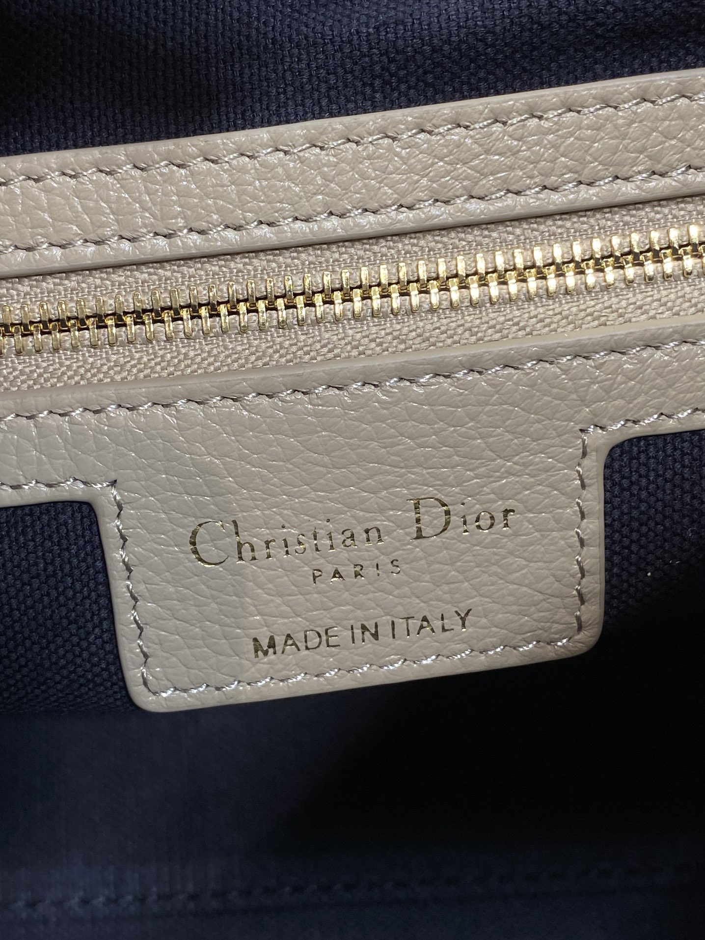 小号粒面皮现货‼️原厂皮品质带芯片版本Voyage秋冬系列油蜡皮又是一个王炸级别，直接击中心巴上自带松弛