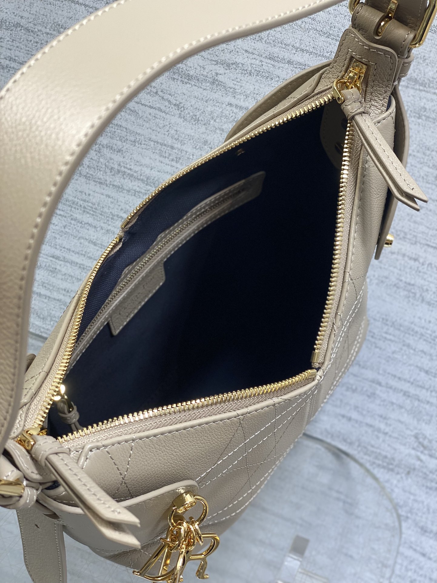 小号粒面皮现货‼️原厂皮品质带芯片版本Voyage秋冬系列油蜡皮又是一个王炸级别，直接击中心巴上自带松弛