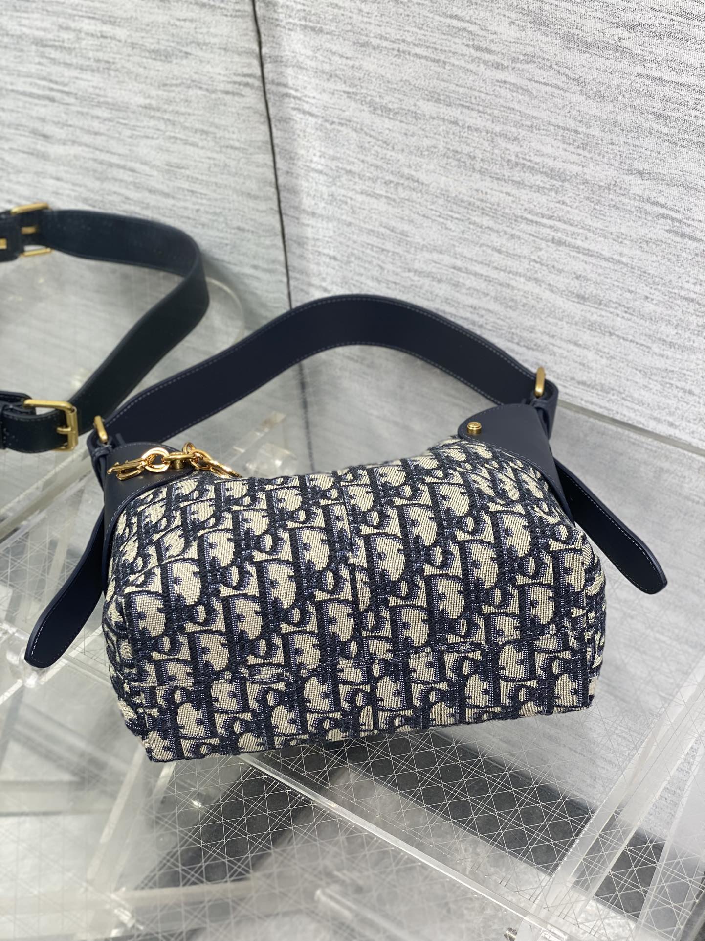 老花蓝现货‼️新款手袋DIOR VOYAGE系列，太酷了吧，全新的包形运动感十足，无法拒绝的高级感，经o