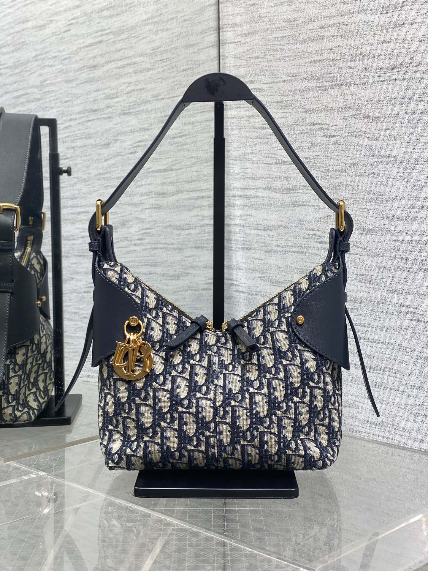 老花蓝现货‼️新款手袋DIOR VOYAGE系列，太酷了吧，全新的包形运动感十足，无法拒绝的高级感，经o