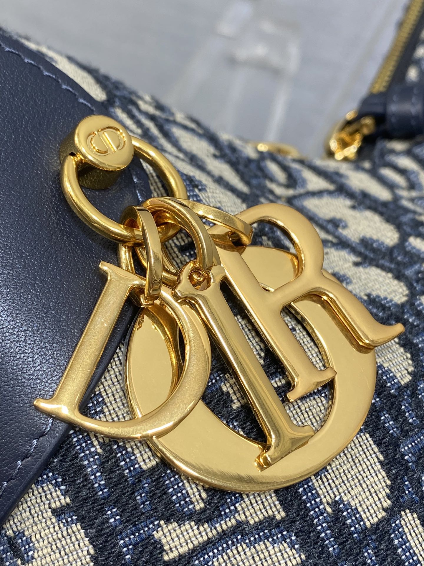 老花蓝现货‼️新款手袋DIOR VOYAGE系列，太酷了吧，全新的包形运动感十足，无法拒绝的高级感，经o