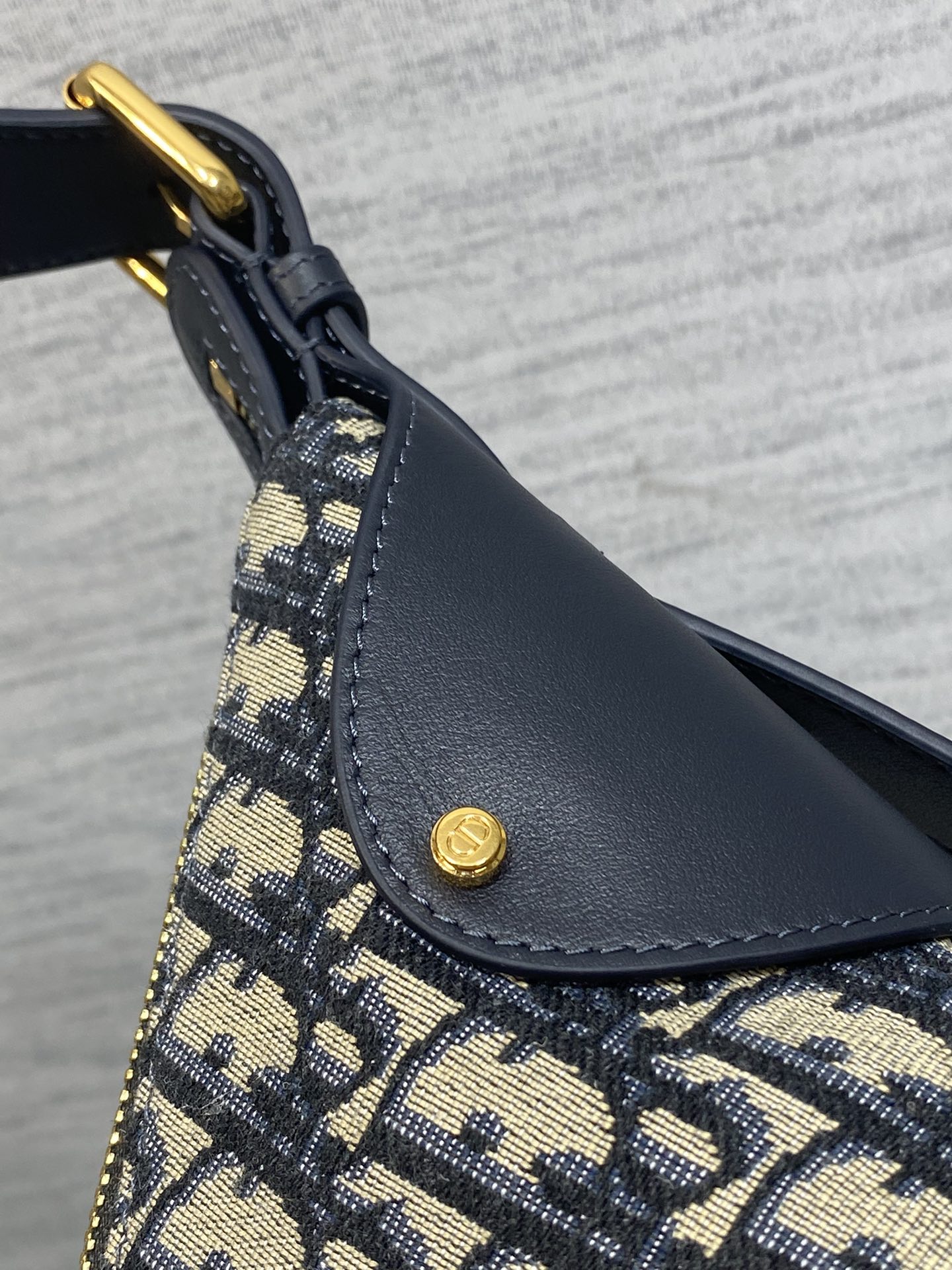 老花蓝现货‼️新款手袋DIOR VOYAGE系列，太酷了吧，全新的包形运动感十足，无法拒绝的高级感，经o