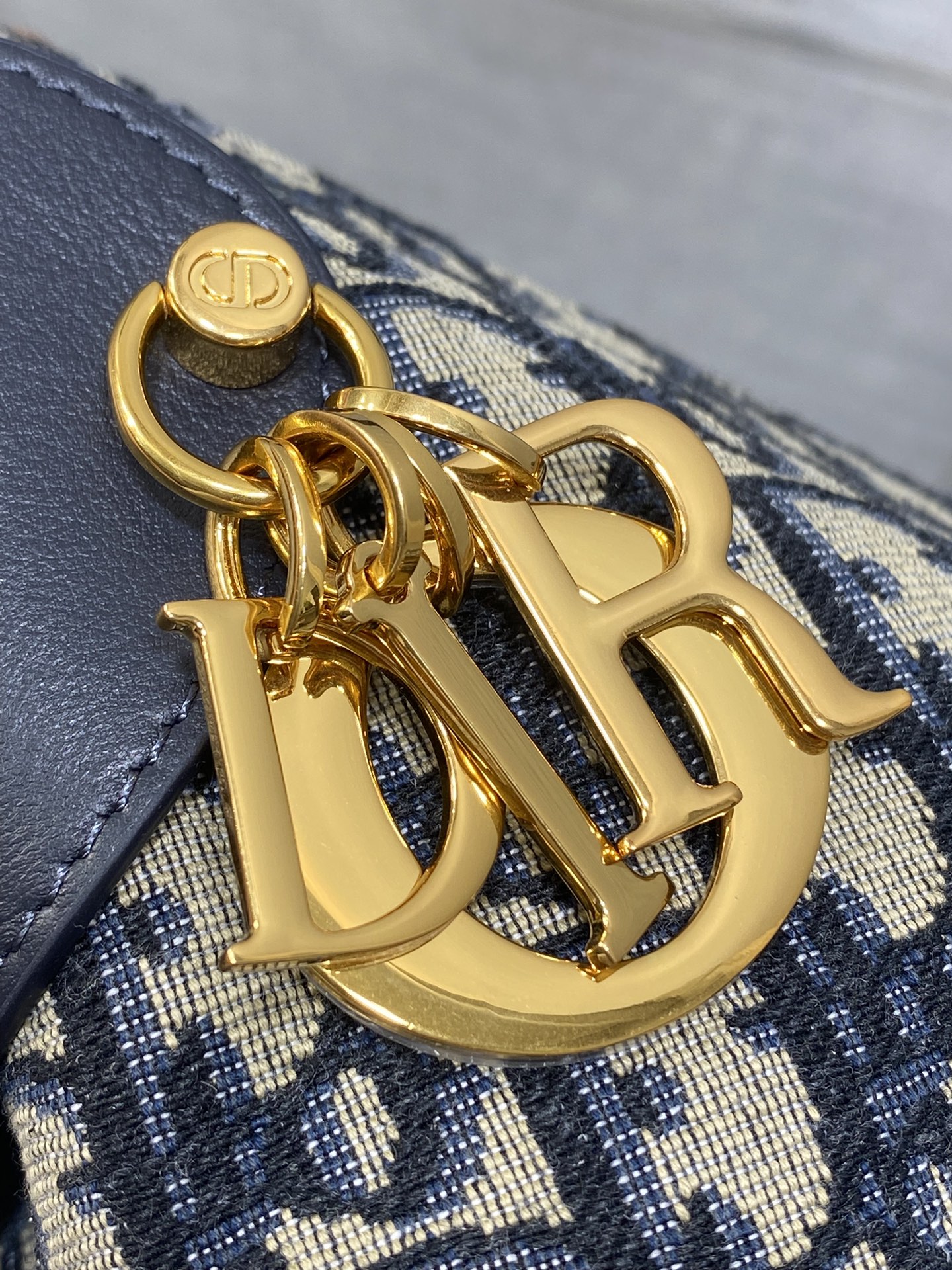 老花蓝现货‼️新款手袋DIOR VOYAGE系列，太酷了吧，全新的包形运动感十足，无法拒绝的高级感，经o