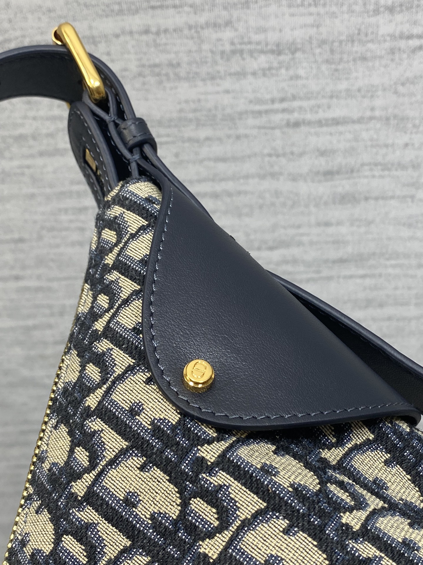 老花蓝现货‼️新款手袋DIOR VOYAGE系列，太酷了吧，全新的包形运动感十足，无法拒绝的高级感，经o