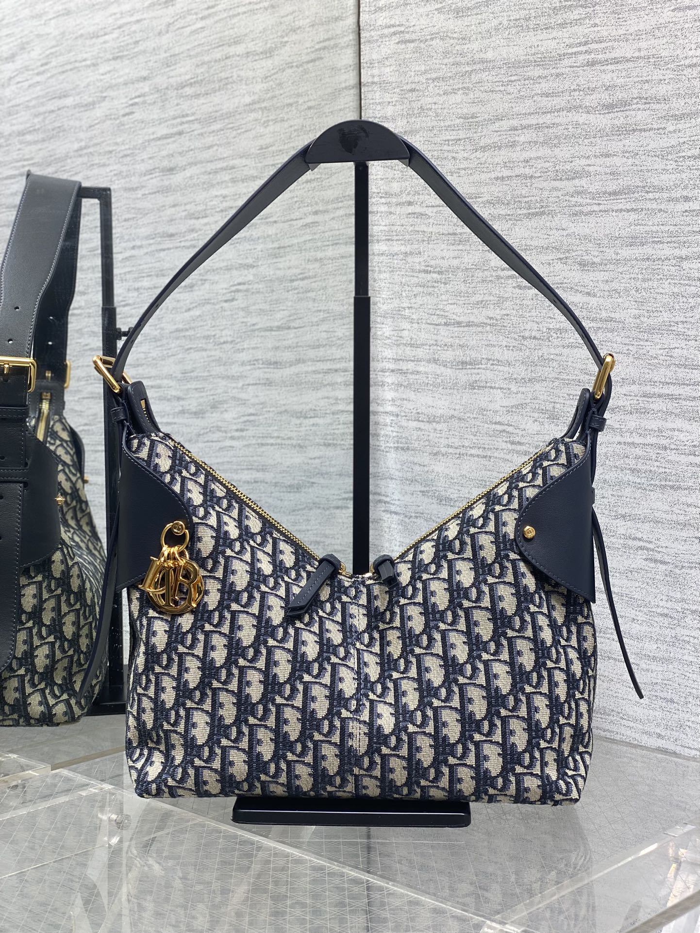 老花蓝现货‼️新款手袋DIOR VOYAGE系列，太酷了吧，全新的包形运动感十足，无法拒绝的高级感，经o