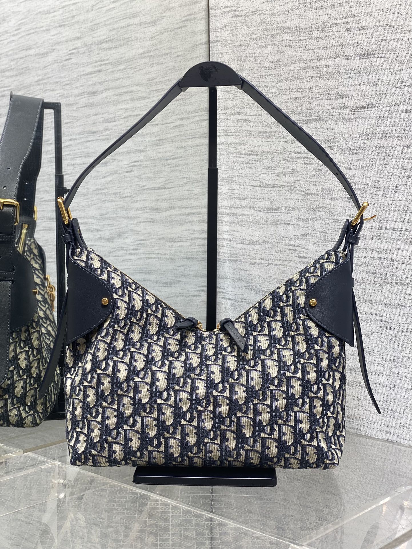 老花蓝现货‼️新款手袋DIOR VOYAGE系列，太酷了吧，全新的包形运动感十足，无法拒绝的高级感，经o