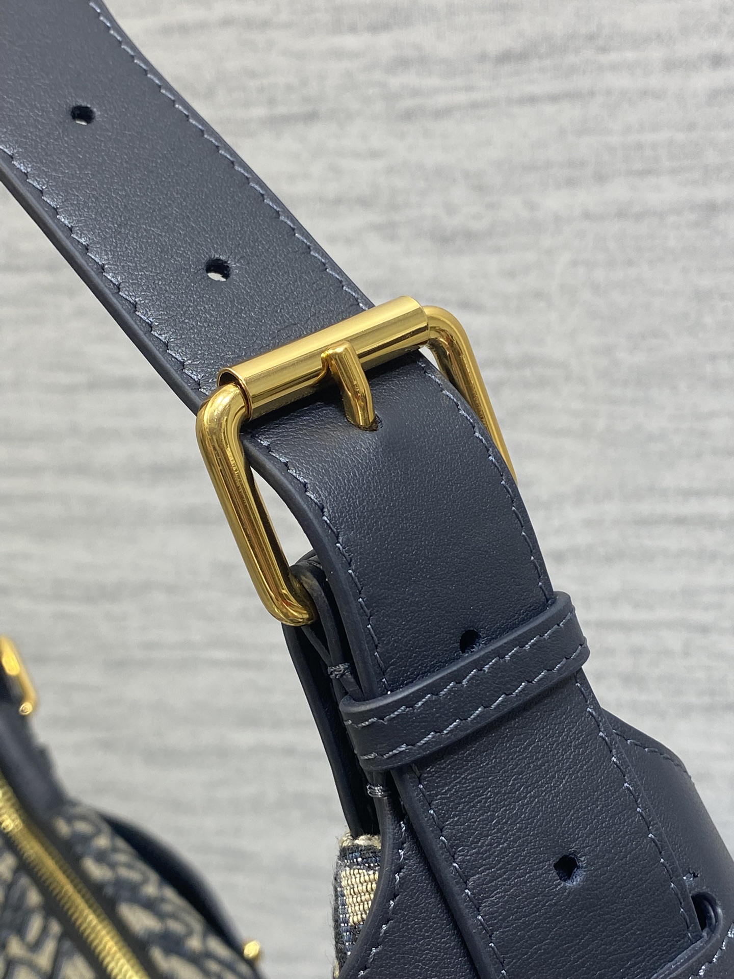 老花蓝现货‼️新款手袋DIOR VOYAGE系列，太酷了吧，全新的包形运动感十足，无法拒绝的高级感，经o