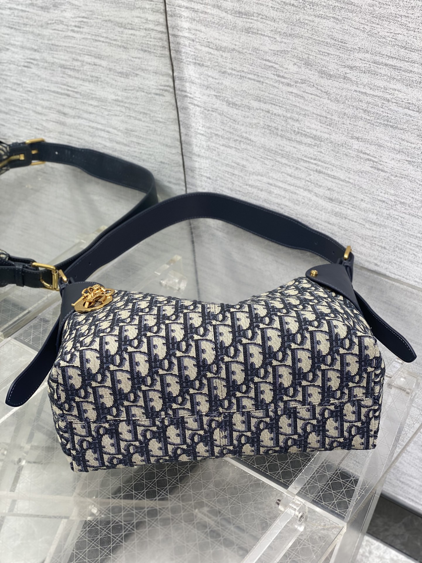 老花蓝现货‼️新款手袋DIOR VOYAGE系列，太酷了吧，全新的包形运动感十足，无法拒绝的高级感，经o