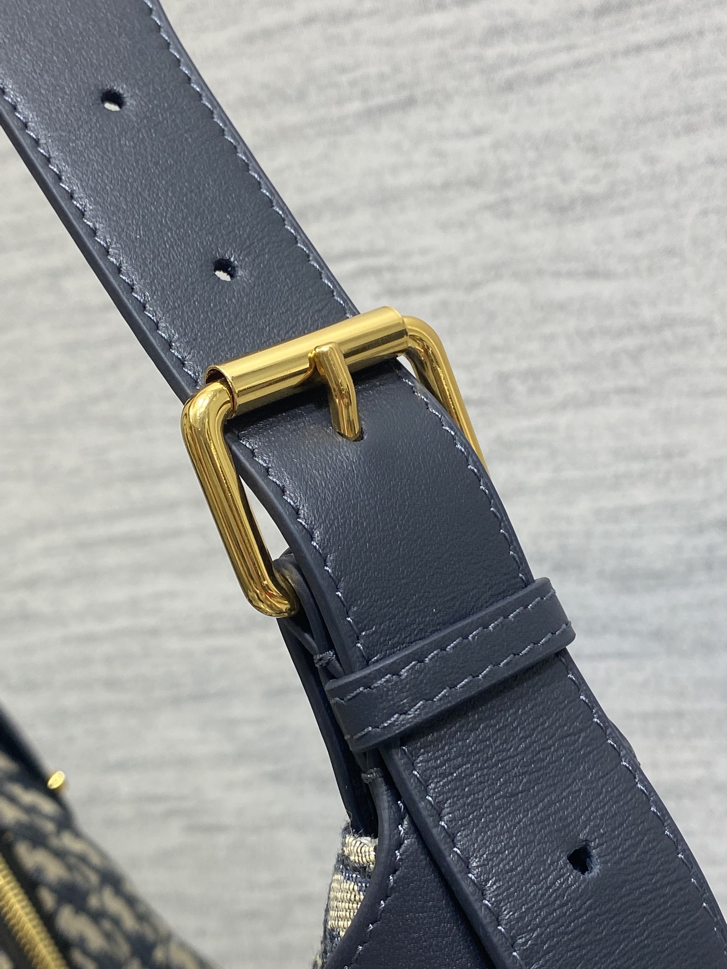 老花蓝现货‼️新款手袋DIOR VOYAGE系列，太酷了吧，全新的包形运动感十足，无法拒绝的高级感，经o