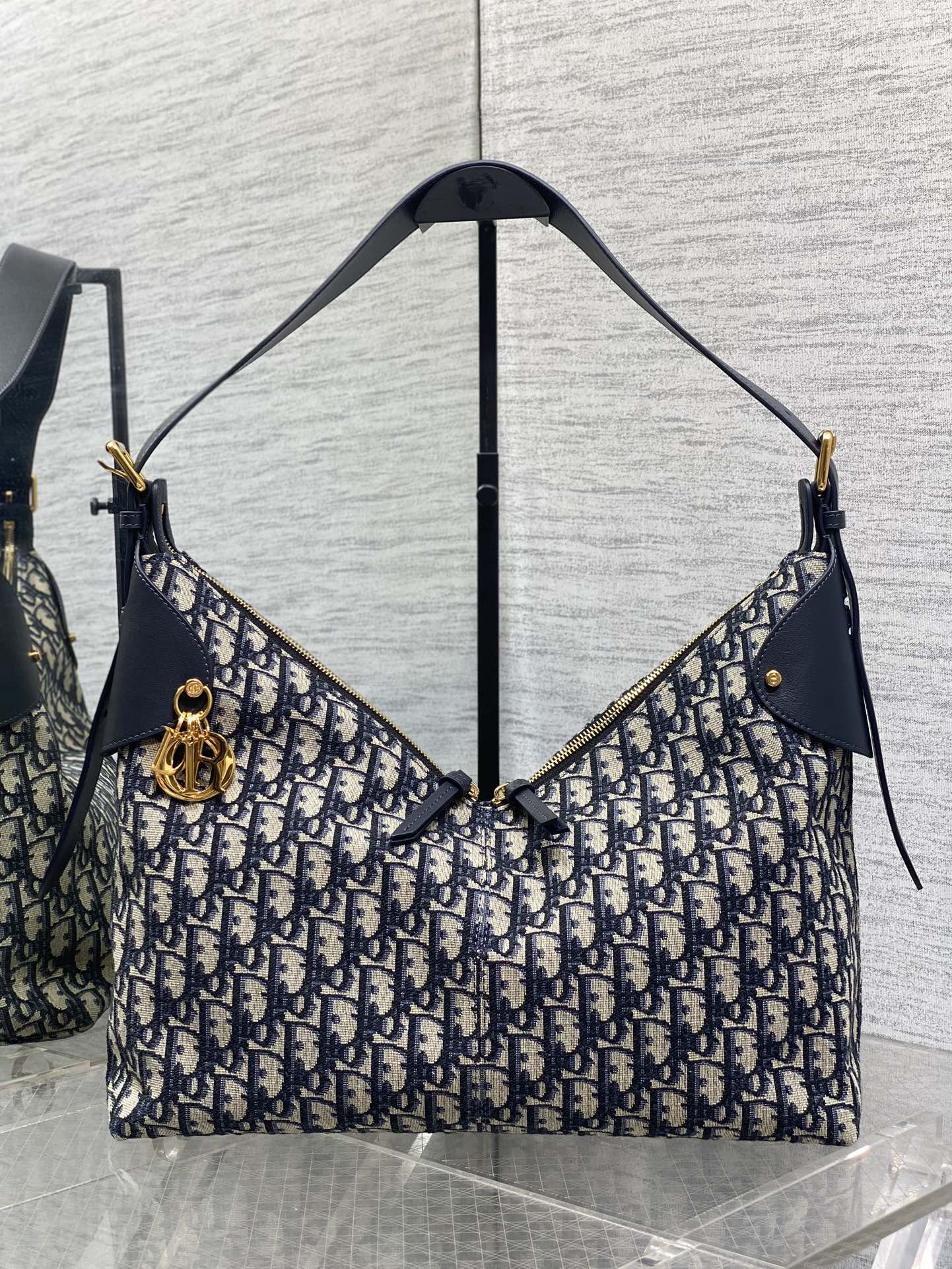 老花蓝现货‼️新款手袋DIOR VOYAGE系列，太酷了吧，全新的包形运动感十足，无法拒绝的高级感，经o