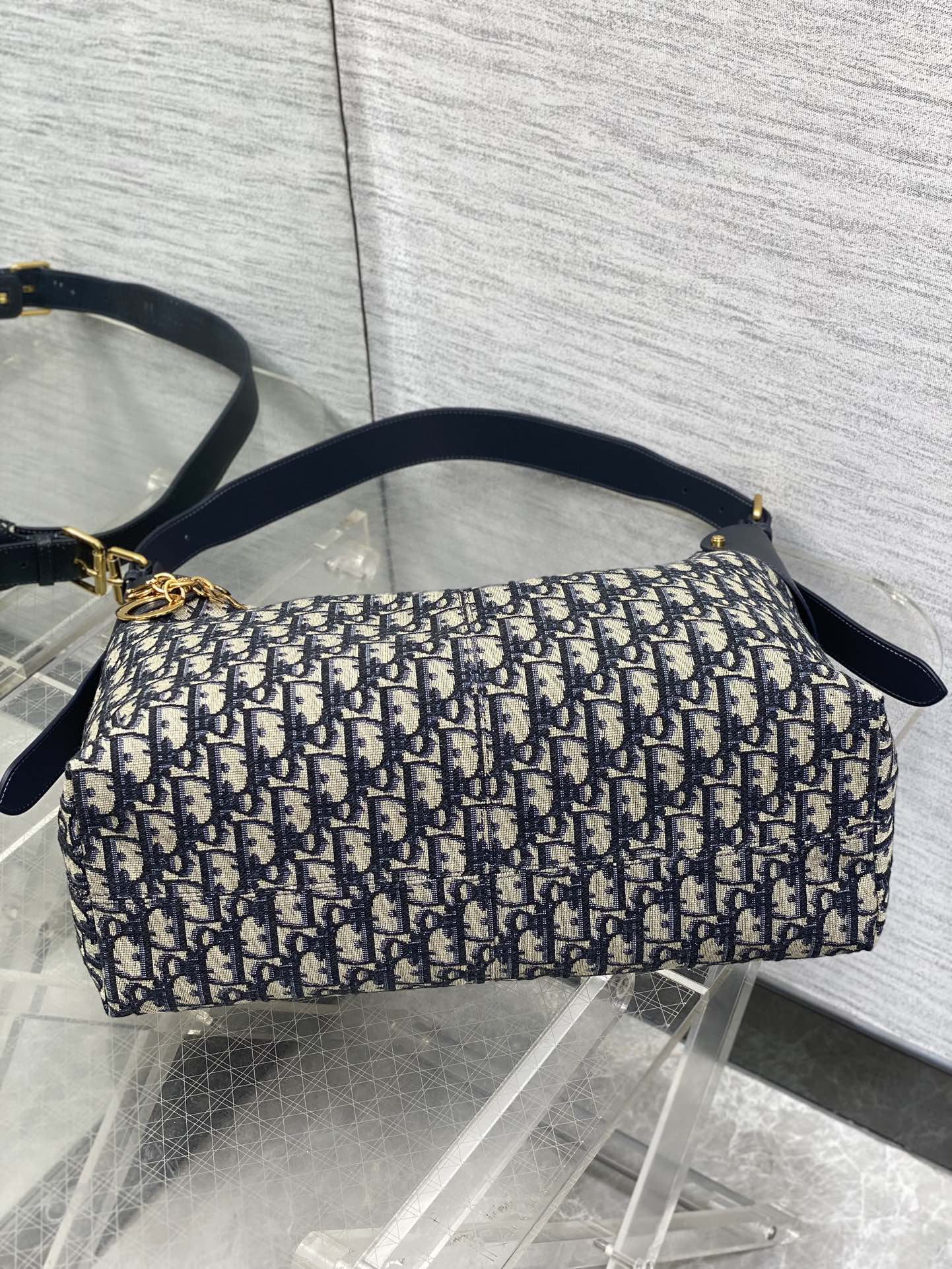 老花蓝现货‼️新款手袋DIOR VOYAGE系列，太酷了吧，全新的包形运动感十足，无法拒绝的高级感，经o