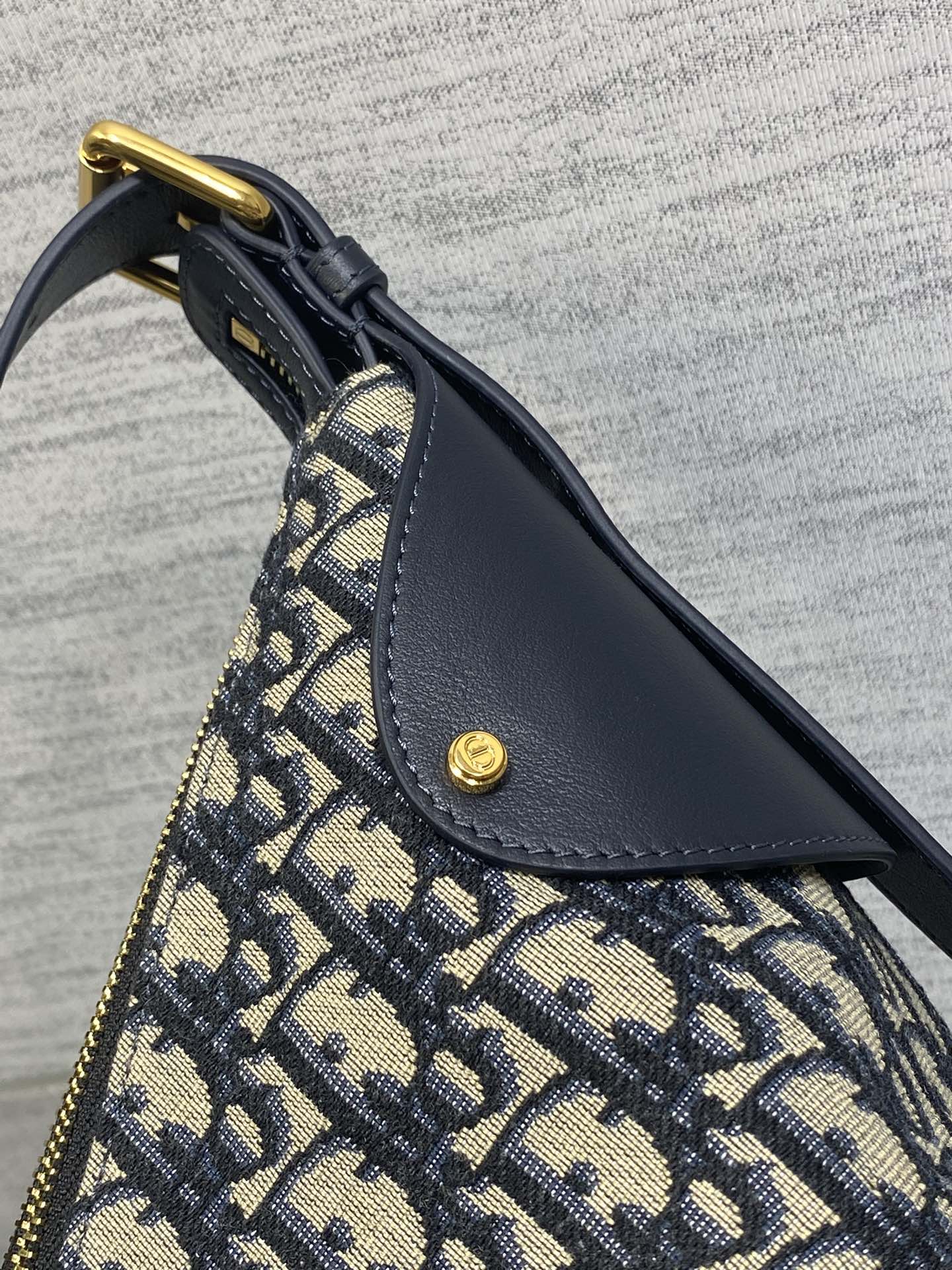 老花蓝现货‼️新款手袋DIOR VOYAGE系列，太酷了吧，全新的包形运动感十足，无法拒绝的高级感，经o