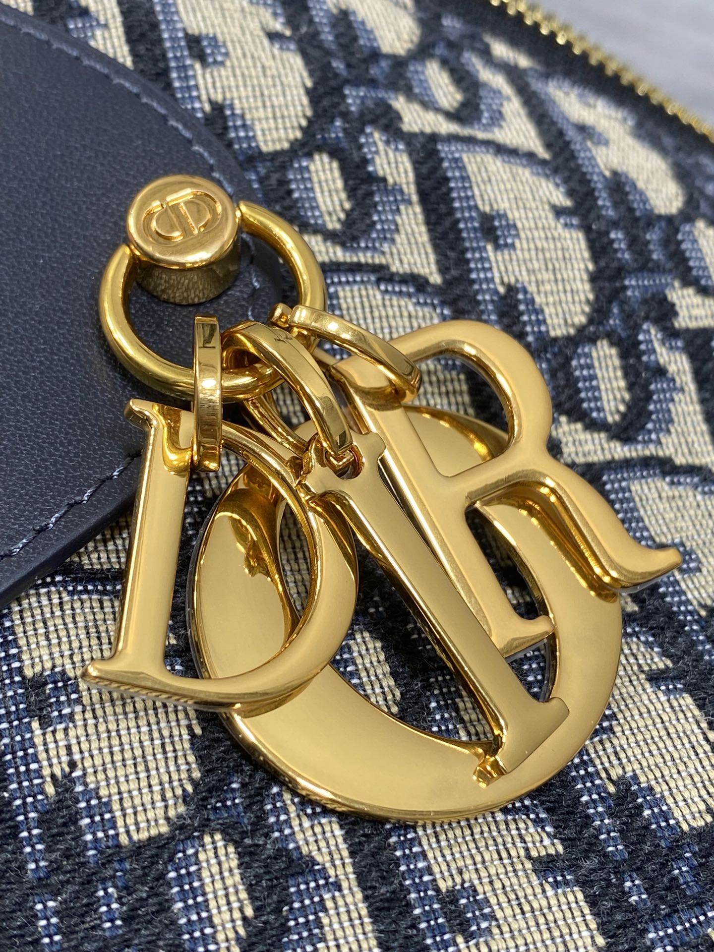 老花蓝现货‼️新款手袋DIOR VOYAGE系列，太酷了吧，全新的包形运动感十足，无法拒绝的高级感，经o