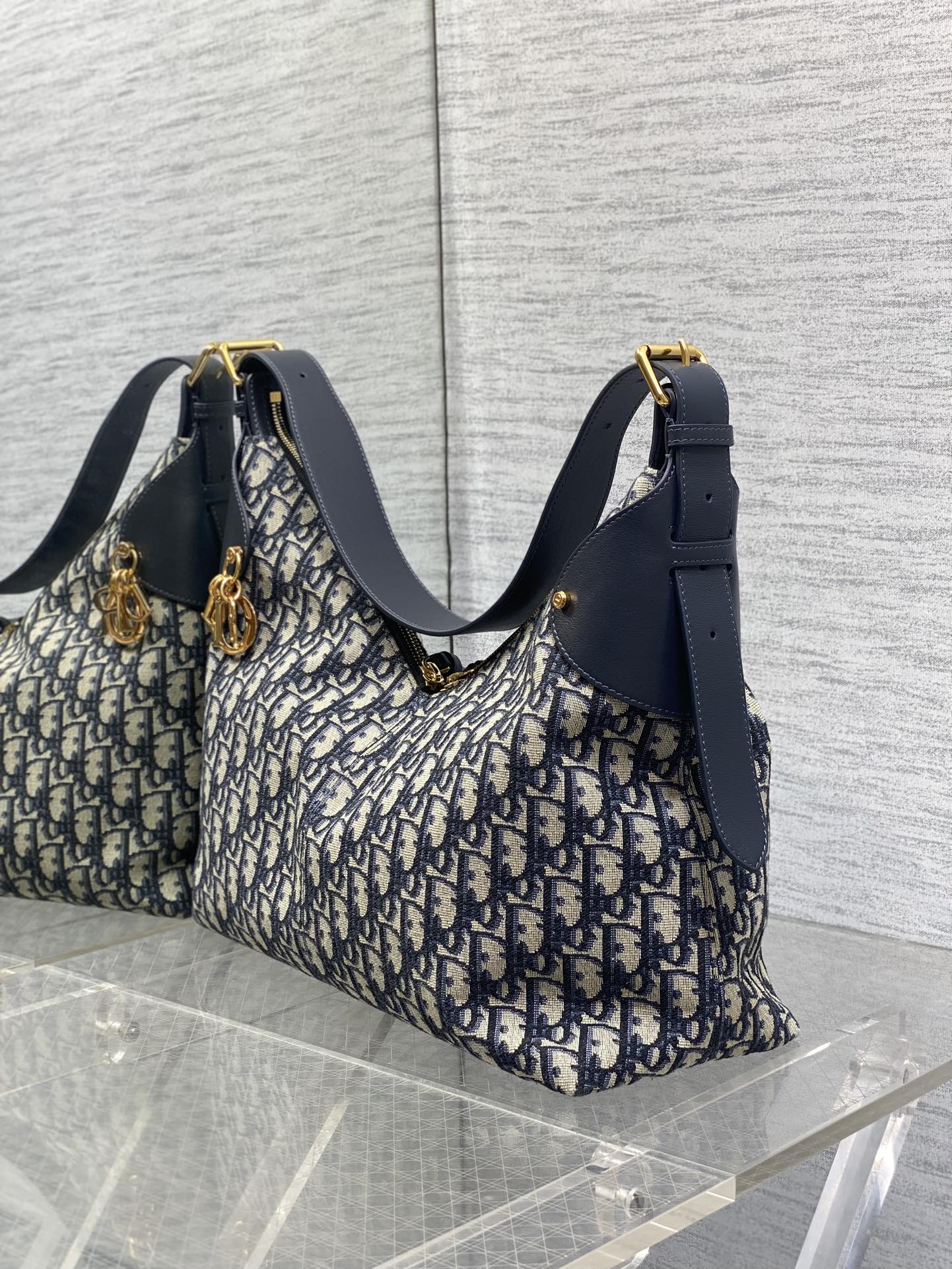 老花蓝现货‼️新款手袋DIOR VOYAGE系列，太酷了吧，全新的包形运动感十足，无法拒绝的高级感，经o