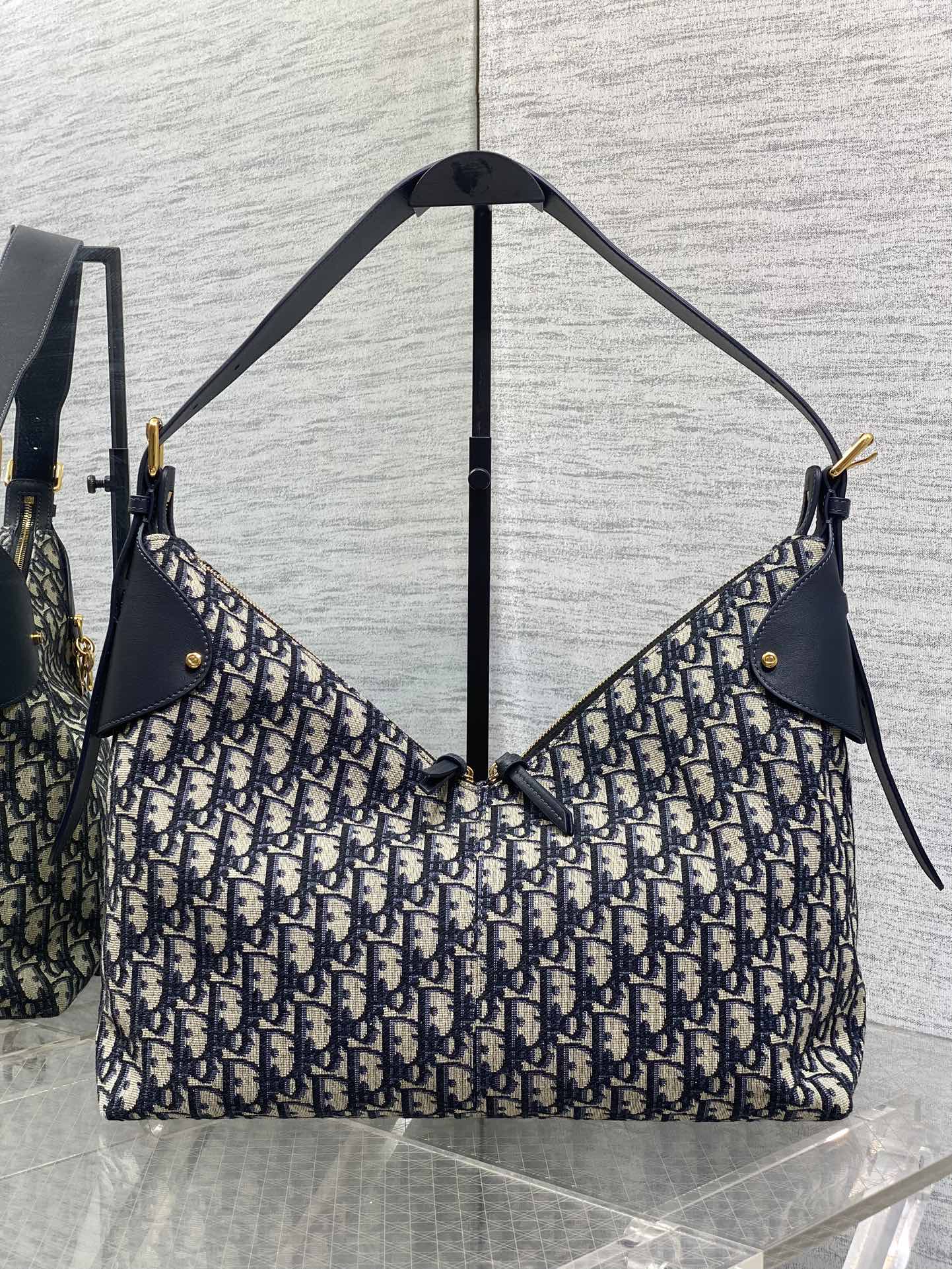 老花蓝现货‼️新款手袋DIOR VOYAGE系列，太酷了吧，全新的包形运动感十足，无法拒绝的高级感，经o