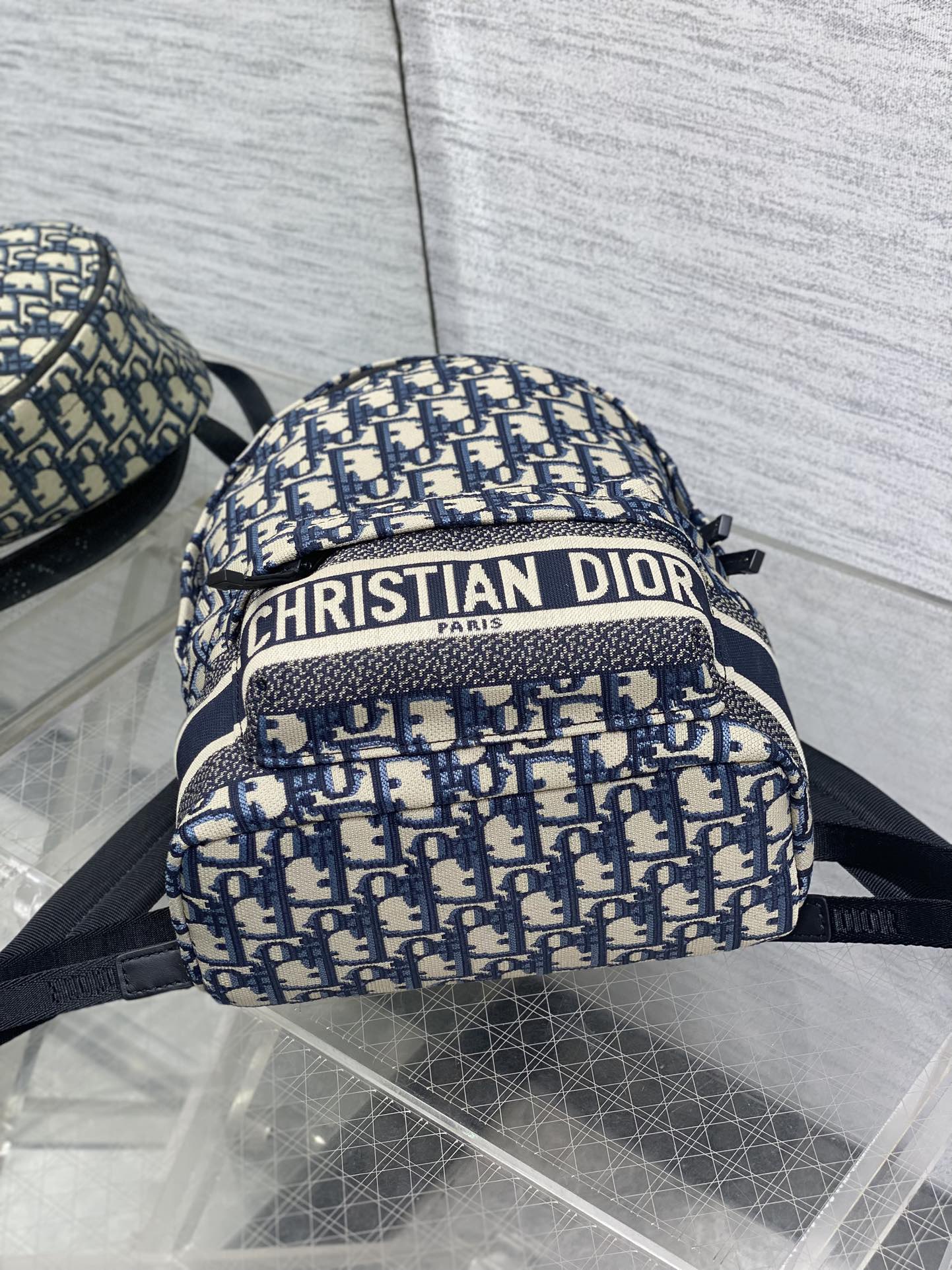 现货‼️Travel系列字母帆布小号双肩包超火的小号双肩包来拉，颜值超高狠狠种草，上身尺寸刚刚好包形简洁