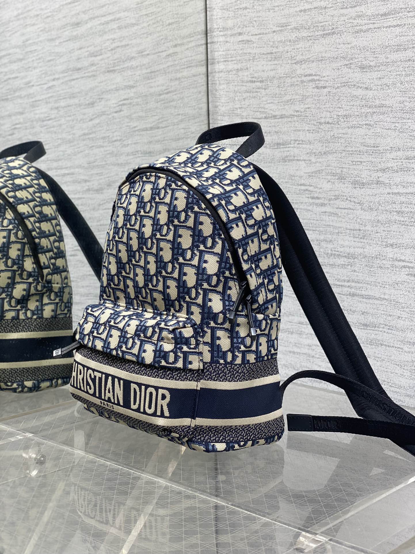 现货‼️Travel系列字母帆布小号双肩包超火的小号双肩包来拉，颜值超高狠狠种草，上身尺寸刚刚好包形简洁