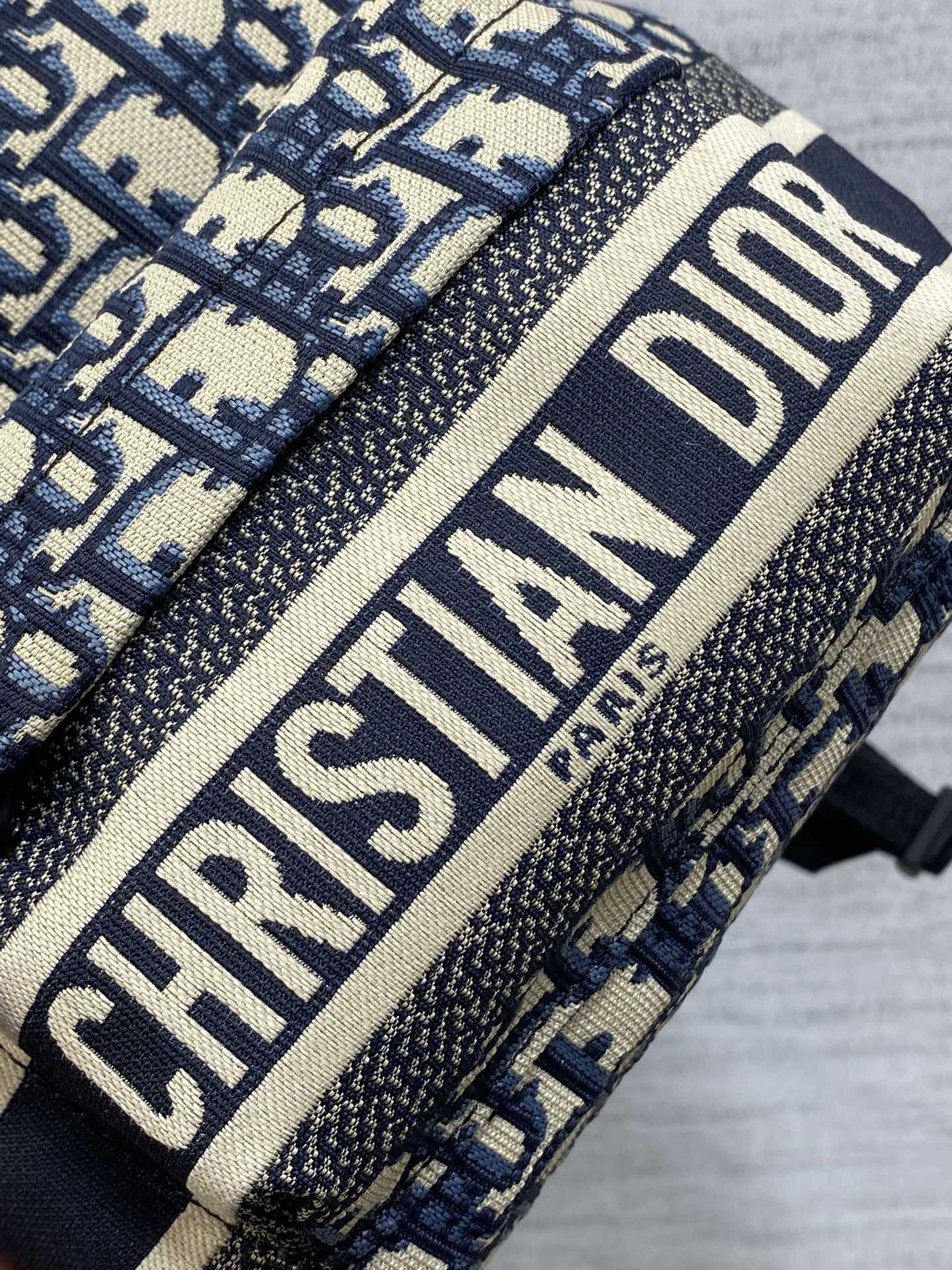 现货‼️Travel系列字母帆布小号双肩包超火的小号双肩包来拉，颜值超高狠狠种草，上身尺寸刚刚好包形简洁