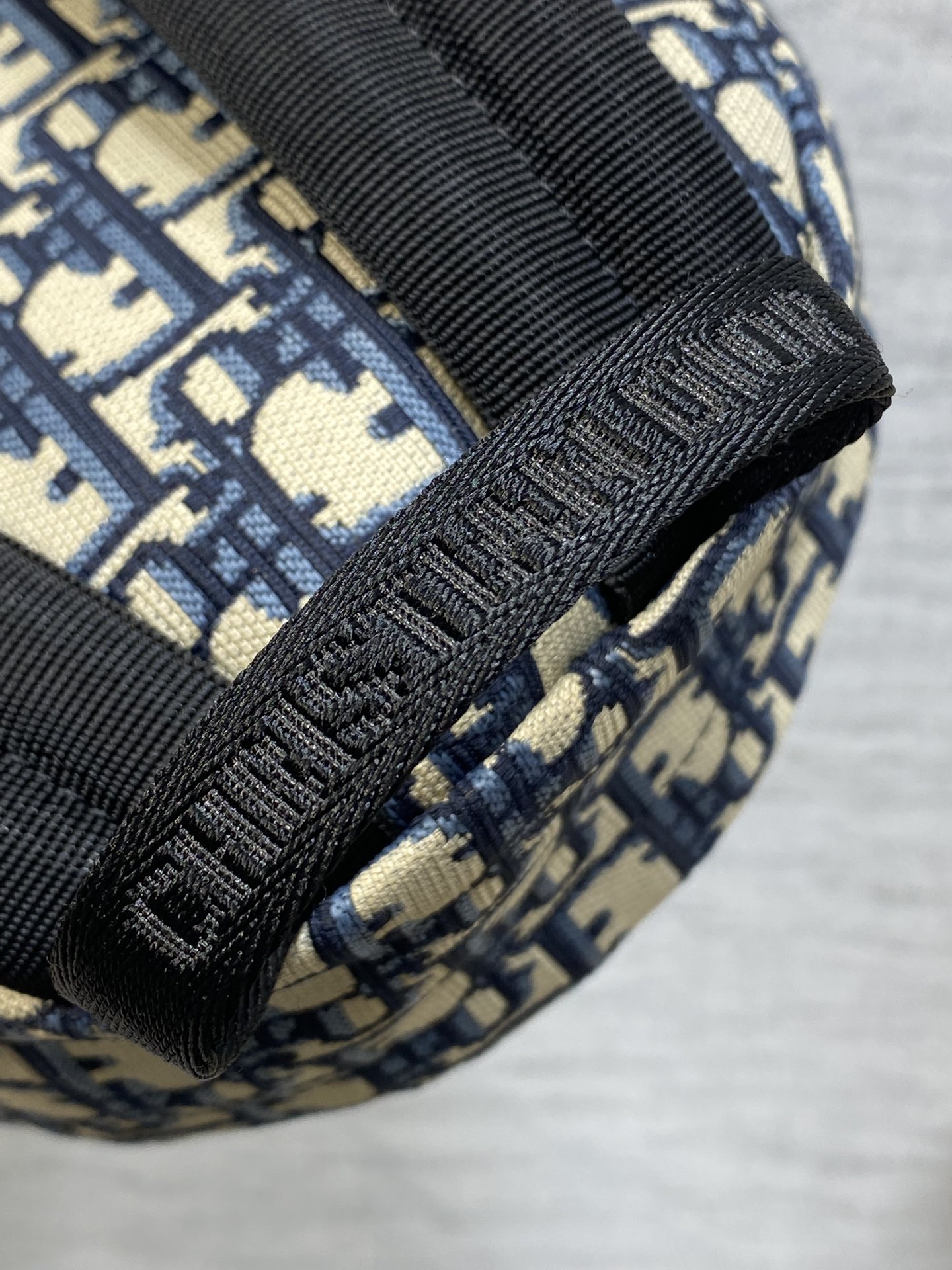 现货‼️Travel系列字母帆布小号双肩包超火的小号双肩包来拉，颜值超高狠狠种草，上身尺寸刚刚好包形简洁