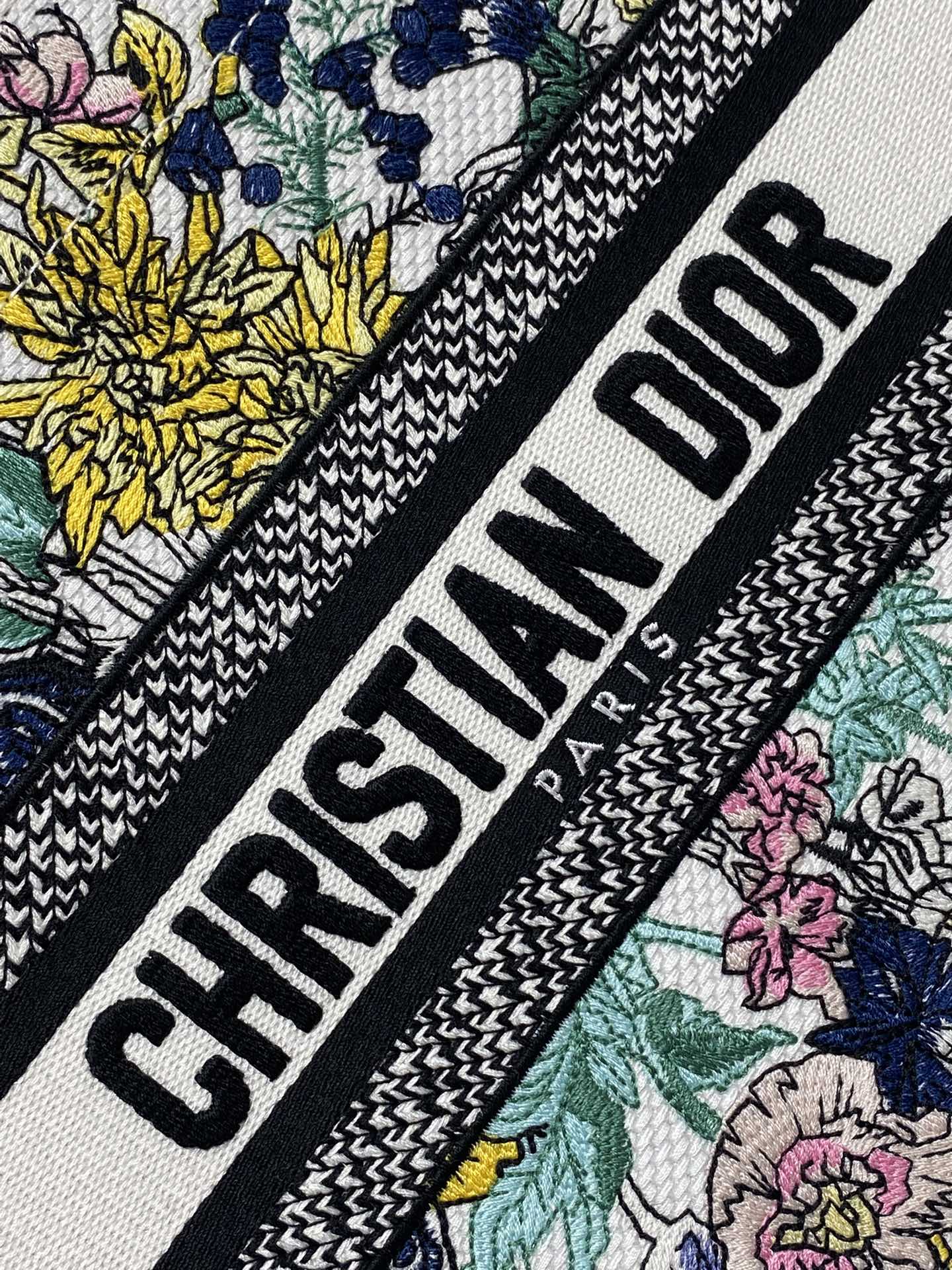 小号现货‼️Tote最新彩色五角星系列，太有夏天的感觉啦，天蓝的面料搭配奶白色小牛皮，浅色系显得清新又治