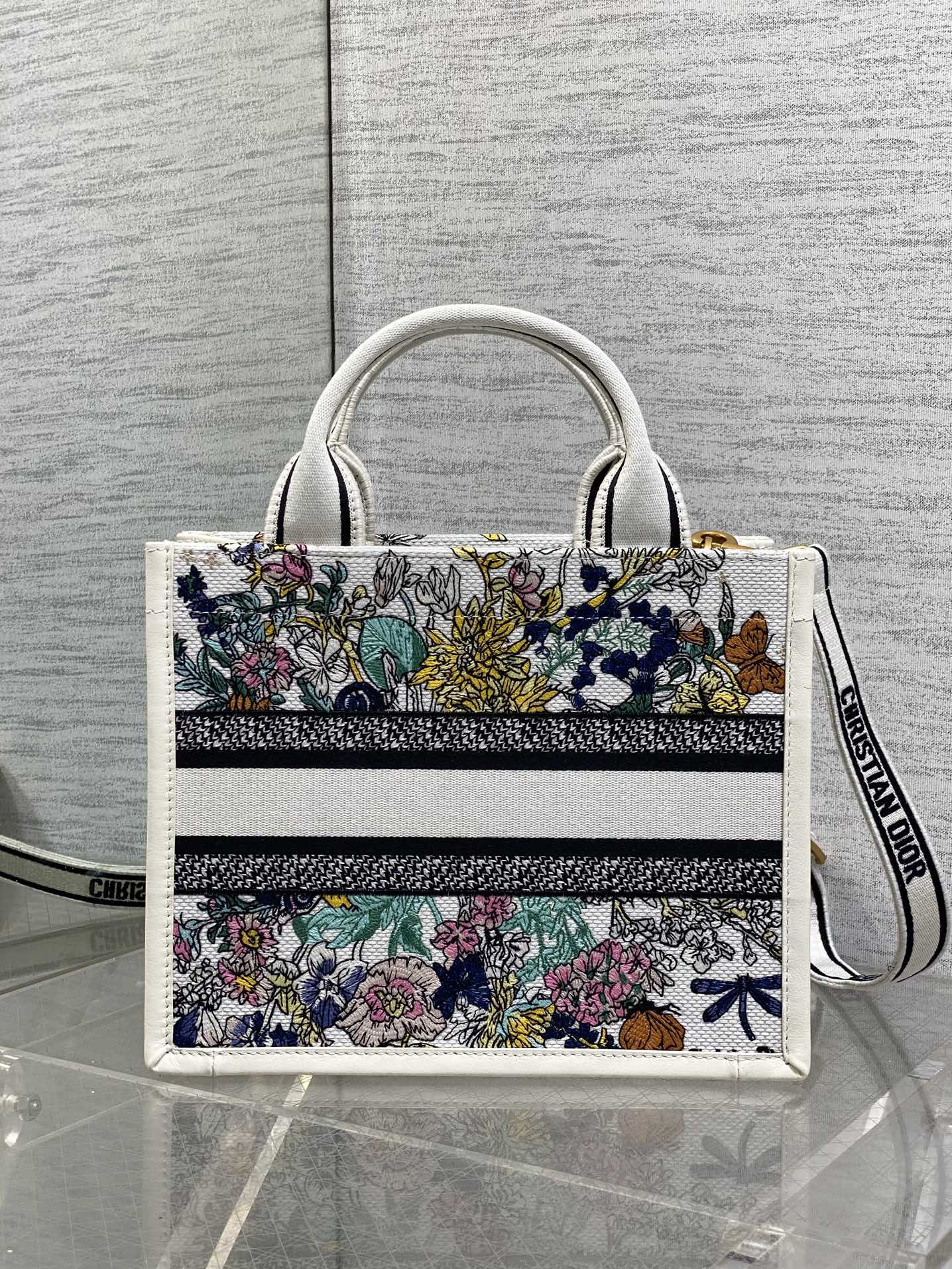 小号现货‼️Tote最新彩色五角星系列，太有夏天的感觉啦，天蓝的面料搭配奶白色小牛皮，浅色系显得清新又治