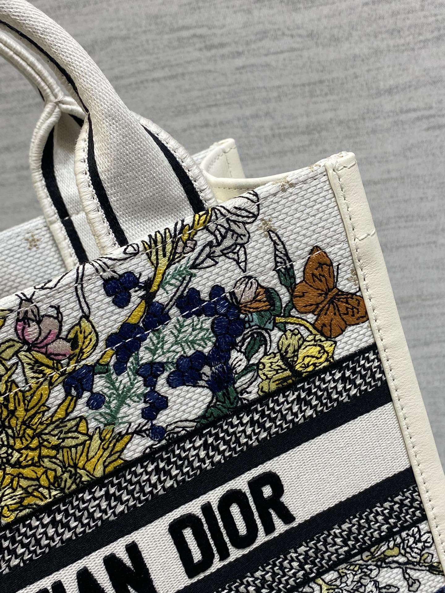 小号现货‼️Tote最新彩色五角星系列，太有夏天的感觉啦，天蓝的面料搭配奶白色小牛皮，浅色系显得清新又治