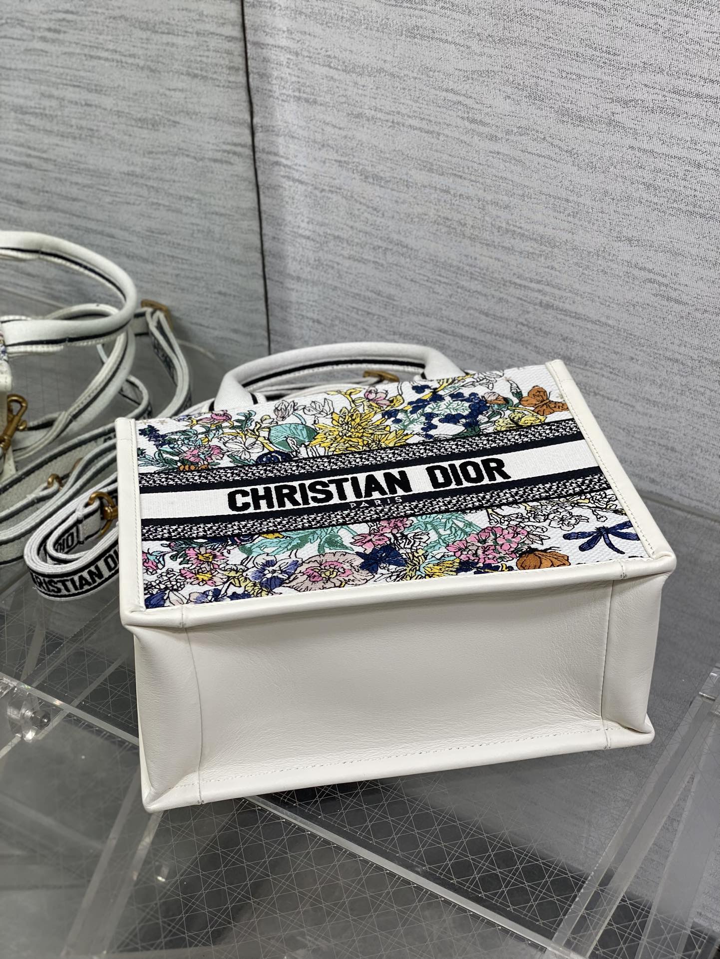 小号现货‼️Tote最新彩色五角星系列，太有夏天的感觉啦，天蓝的面料搭配奶白色小牛皮，浅色系显得清新又治