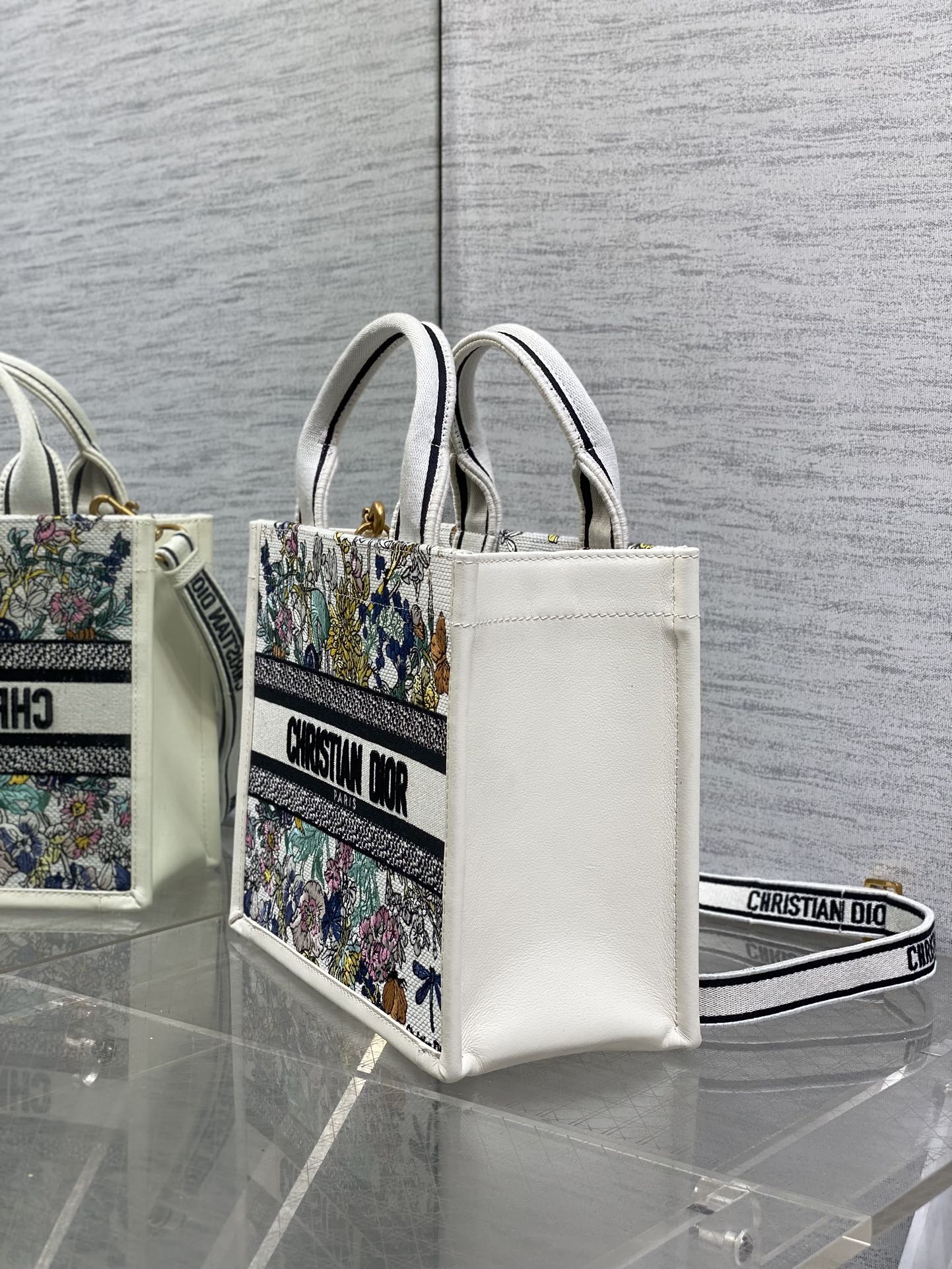 小号现货‼️Tote最新彩色五角星系列，太有夏天的感觉啦，天蓝的面料搭配奶白色小牛皮，浅色系显得清新又治