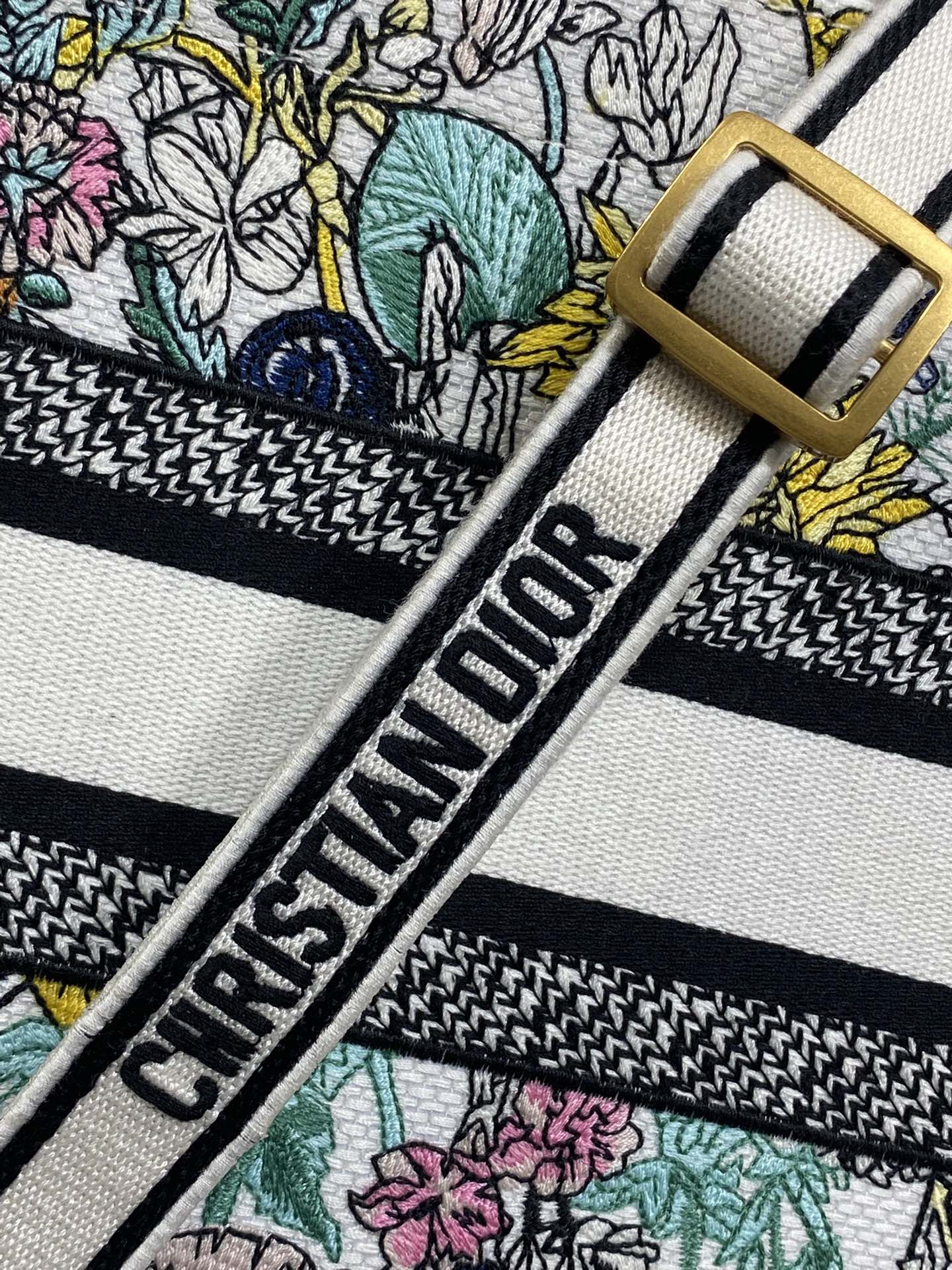 小号现货‼️Tote最新彩色五角星系列，太有夏天的感觉啦，天蓝的面料搭配奶白色小牛皮，浅色系显得清新又治