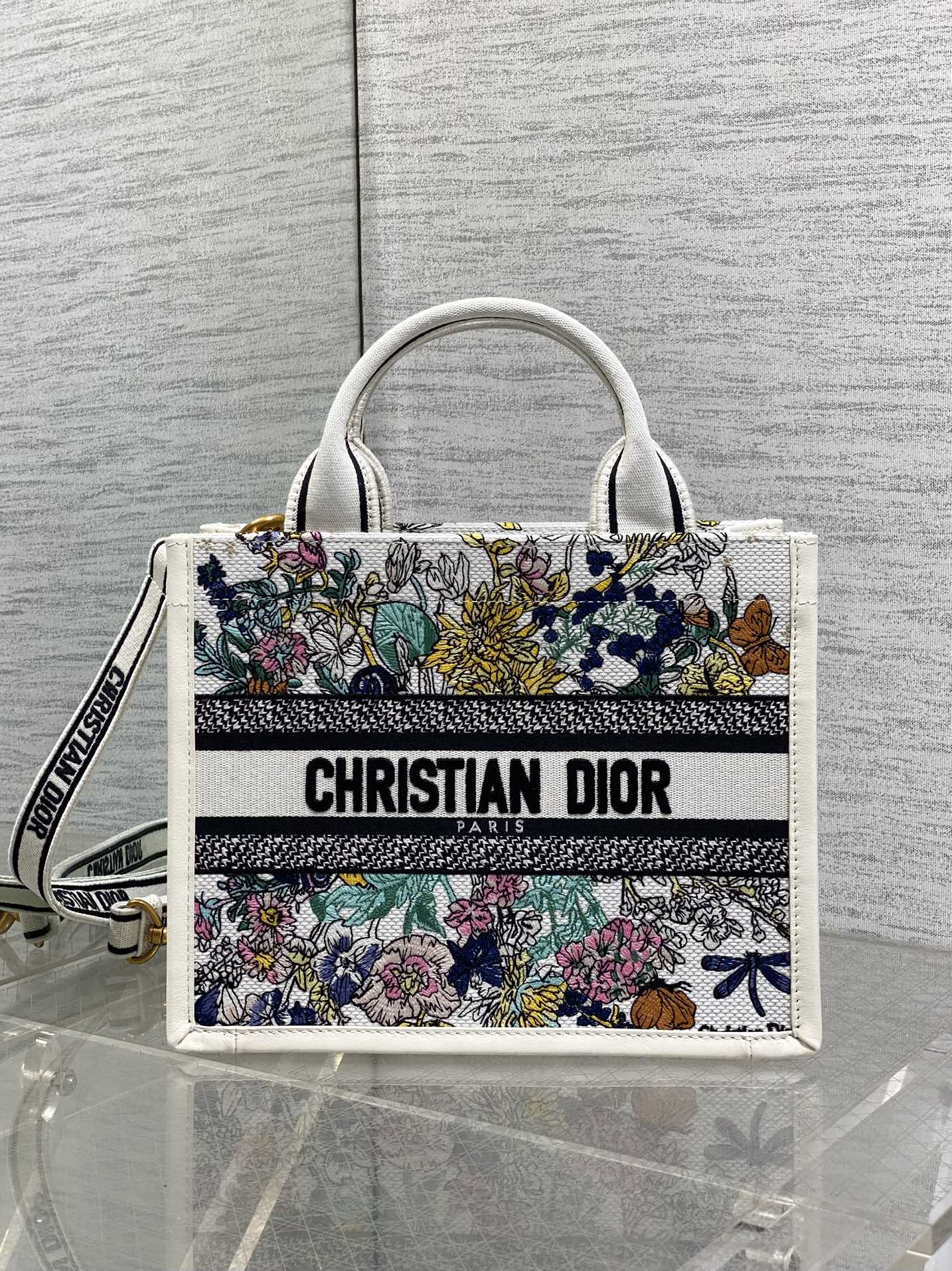 小号现货‼️Tote最新彩色五角星系列，太有夏天的感觉啦，天蓝的面料搭配奶白色小牛皮，浅色系显得清新又治