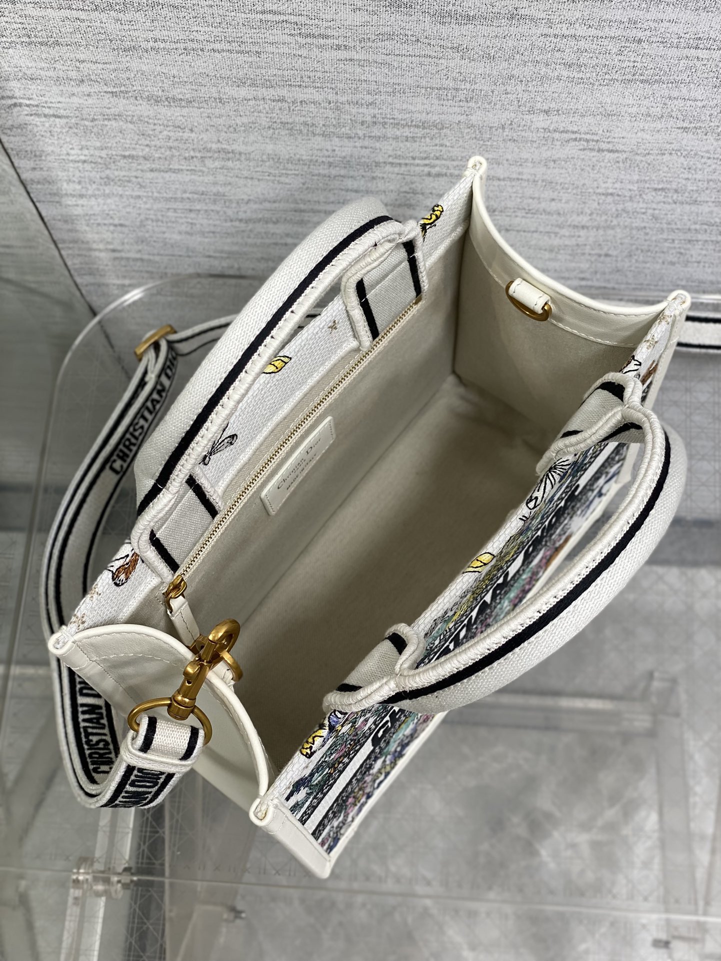 小号现货‼️Tote最新彩色五角星系列，太有夏天的感觉啦，天蓝的面料搭配奶白色小牛皮，浅色系显得清新又治