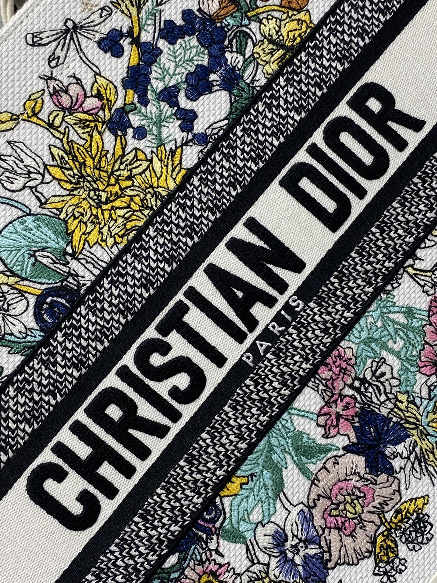 中号现货‼️Tote最新彩色五角星系列，太有夏天的感觉啦，天蓝的面料搭配奶白色小牛皮，浅色系显得清新又治