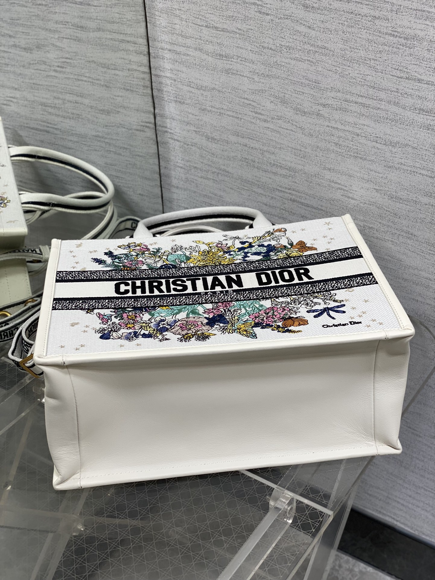 中号现货‼️Tote最新彩色五角星系列，太有夏天的感觉啦，天蓝的面料搭配奶白色小牛皮，浅色系显得清新又治