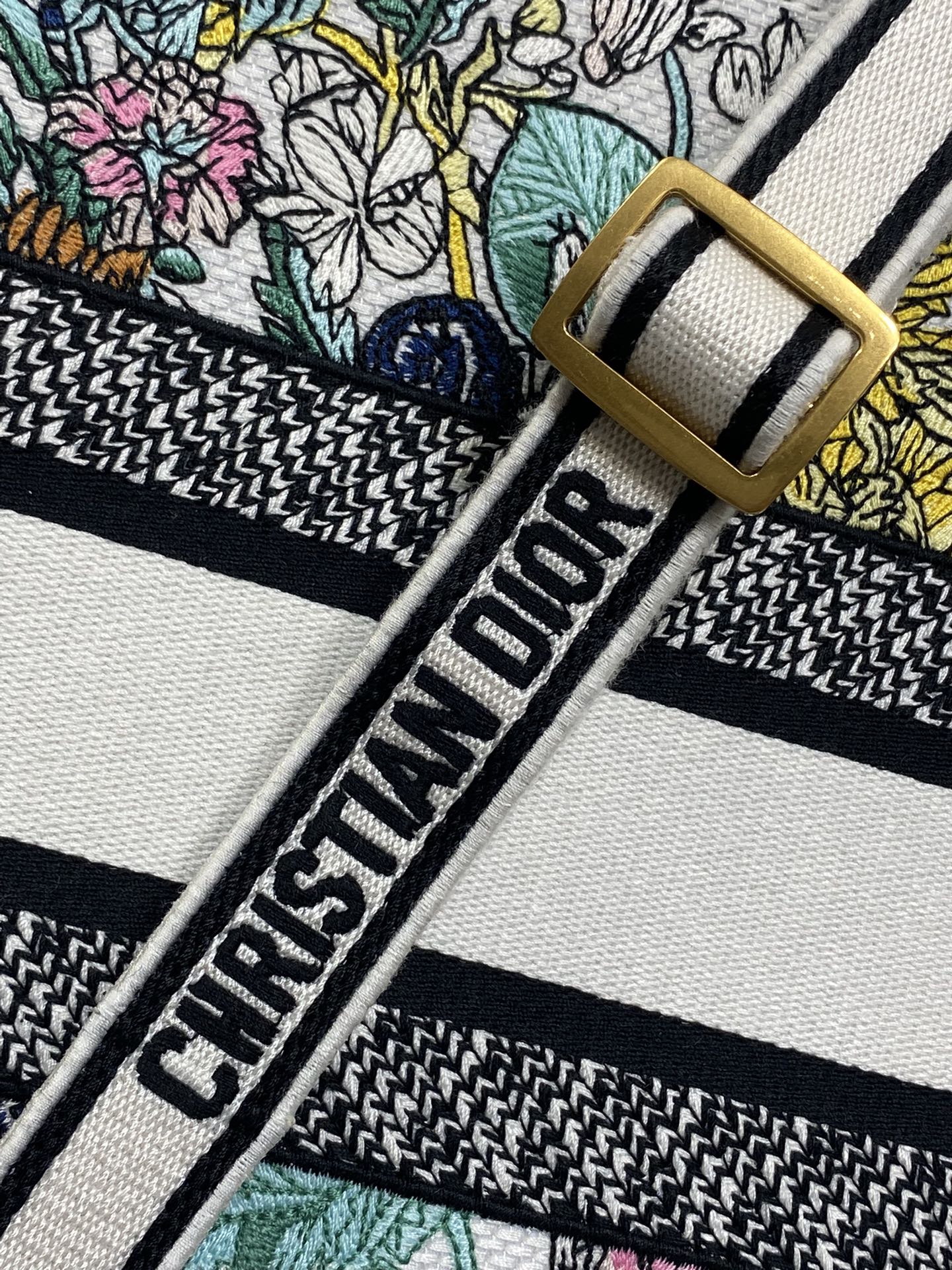 中号现货‼️Tote最新彩色五角星系列，太有夏天的感觉啦，天蓝的面料搭配奶白色小牛皮，浅色系显得清新又治